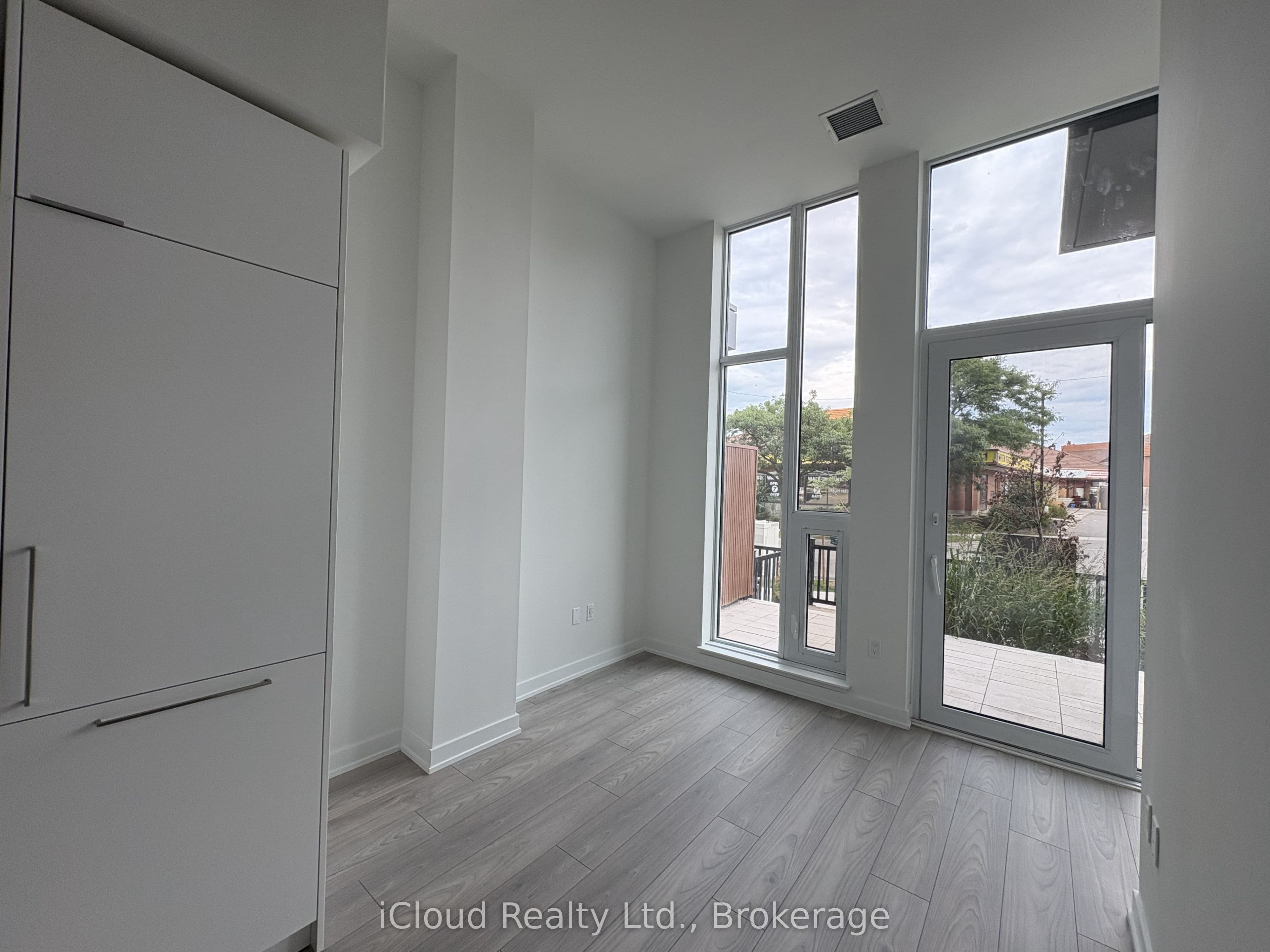 1 Fairview Road TH 02, Mississauga, ON L5A 0B4