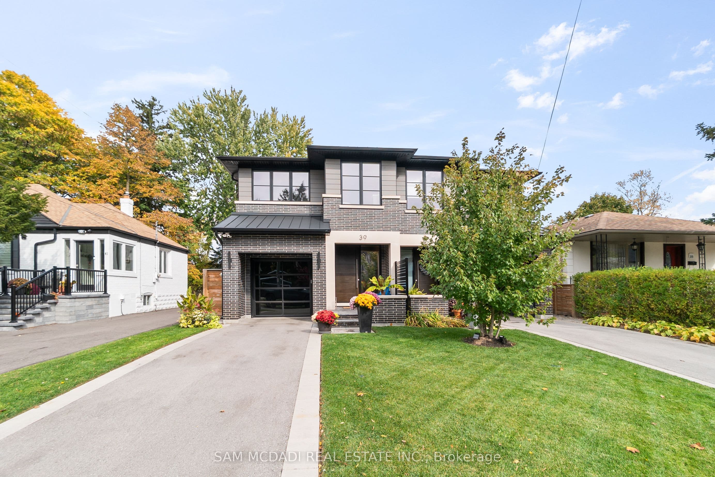 39 Oakwood Avenue N, Mississauga, ON L5G 3L8