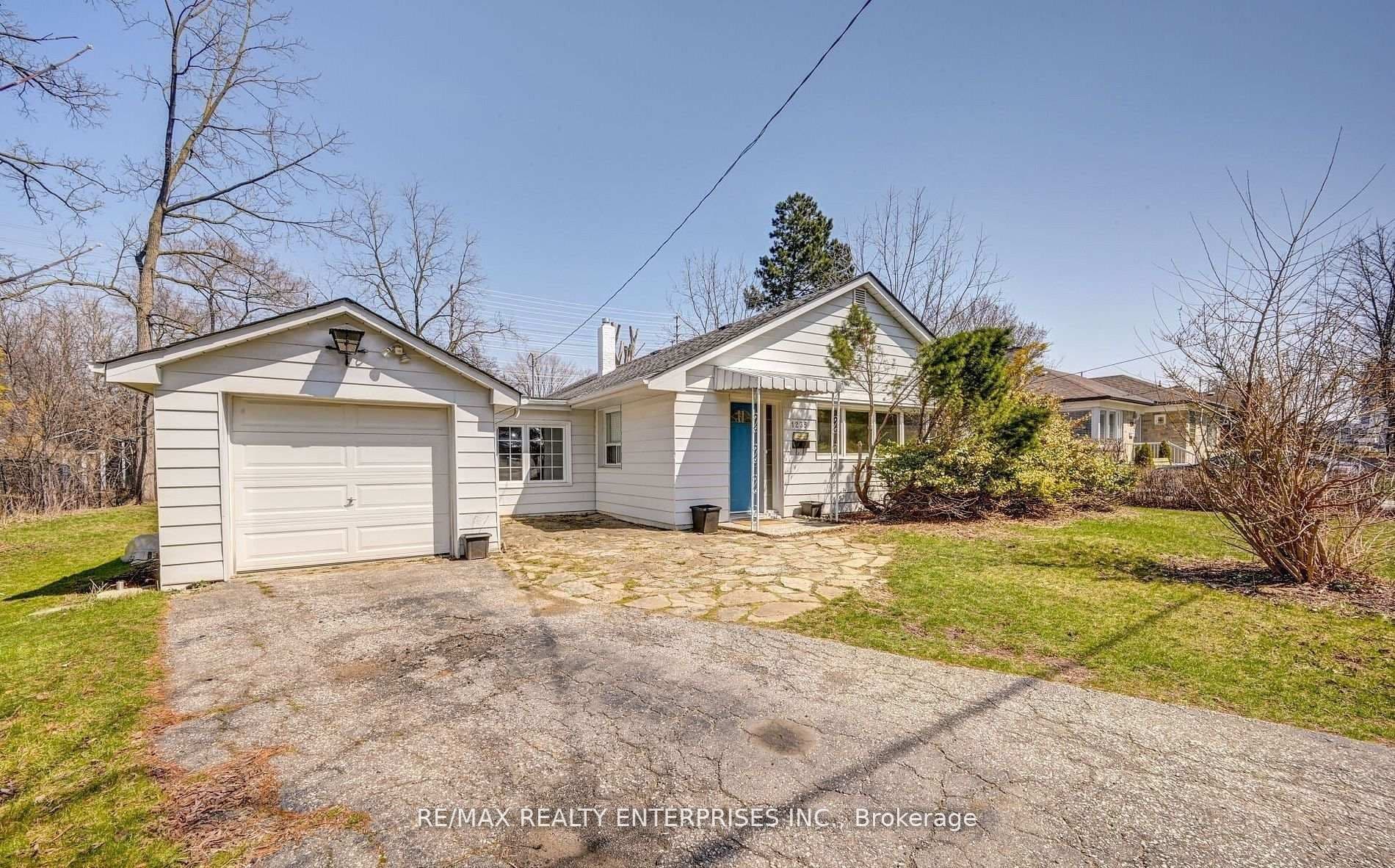 1235 Old River Road, Mississauga, ON L5G 3G2