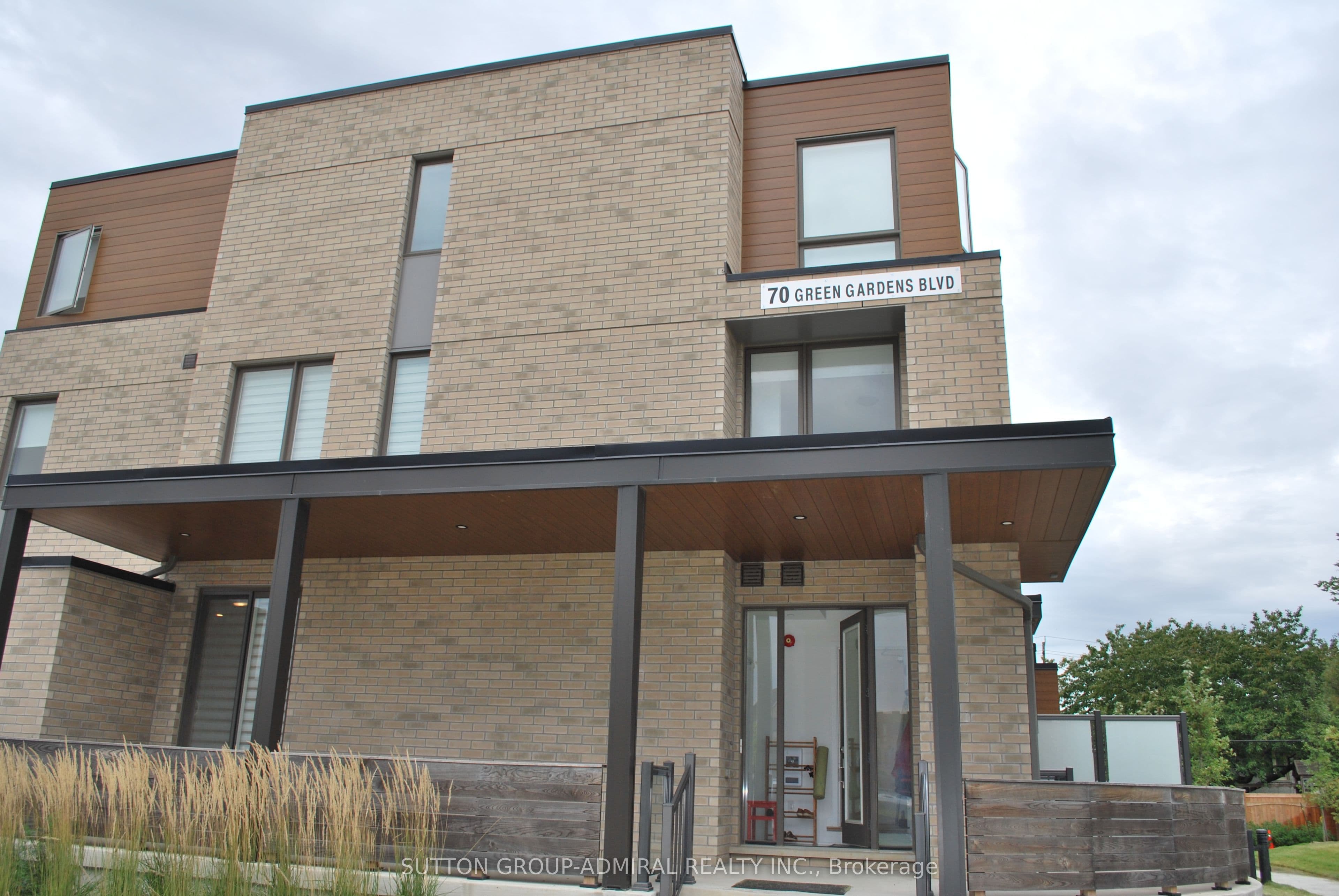 70 Green Gardens Boulevard 1, Toronto, ON M6A 0E6
