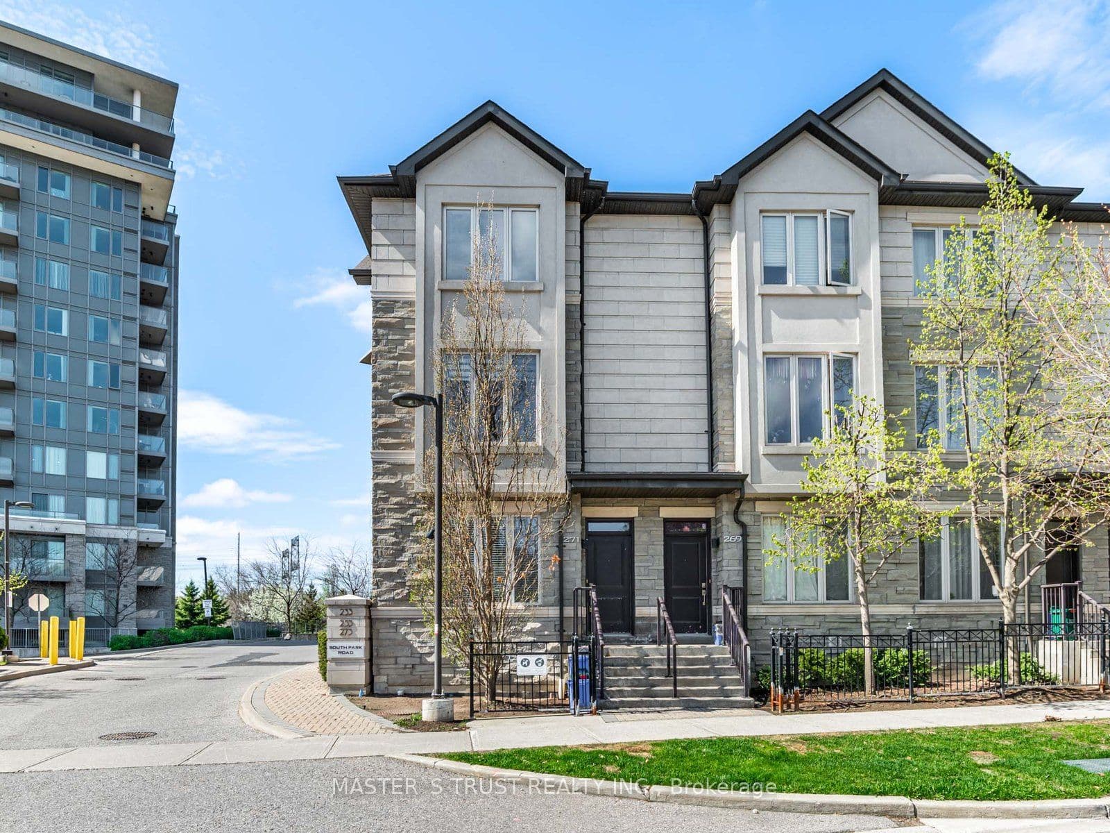 271 South Park Road TH27, Markham, ON L3T 0B6