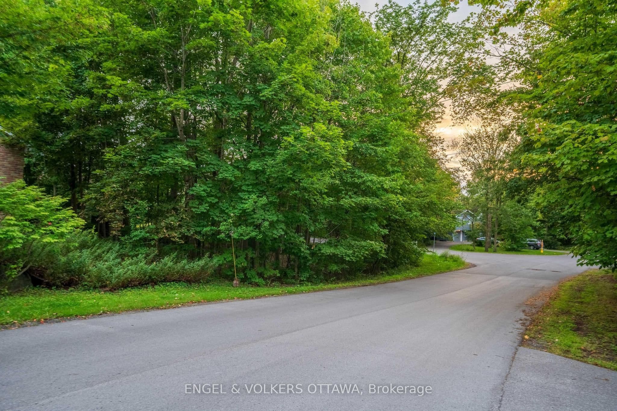 8 Davidson Drive, Beacon Hill North - South and Area, ON K1J 7J9