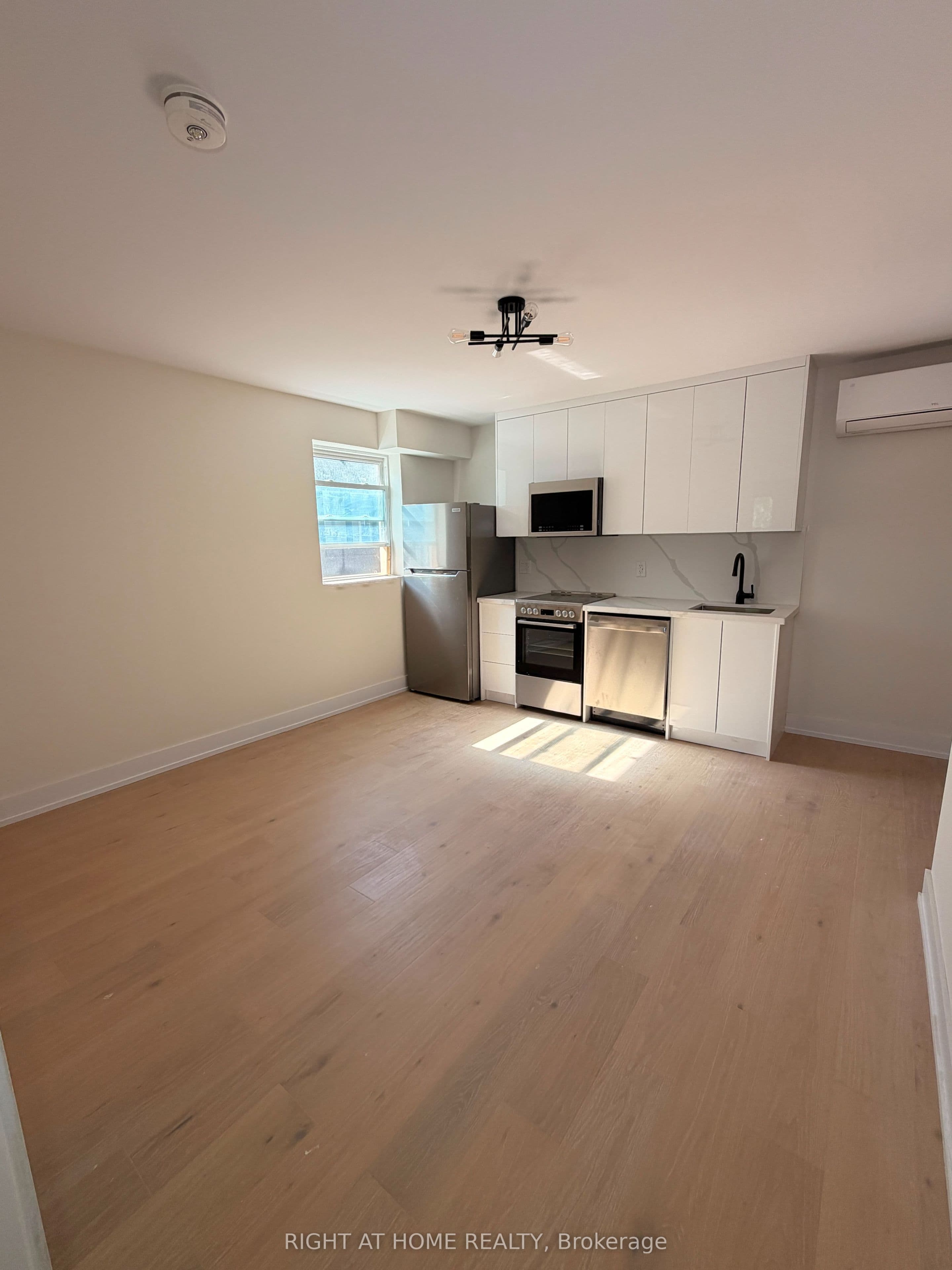3384 Lake Shore Boulevard W 201, Toronto, ON M8W 1M9