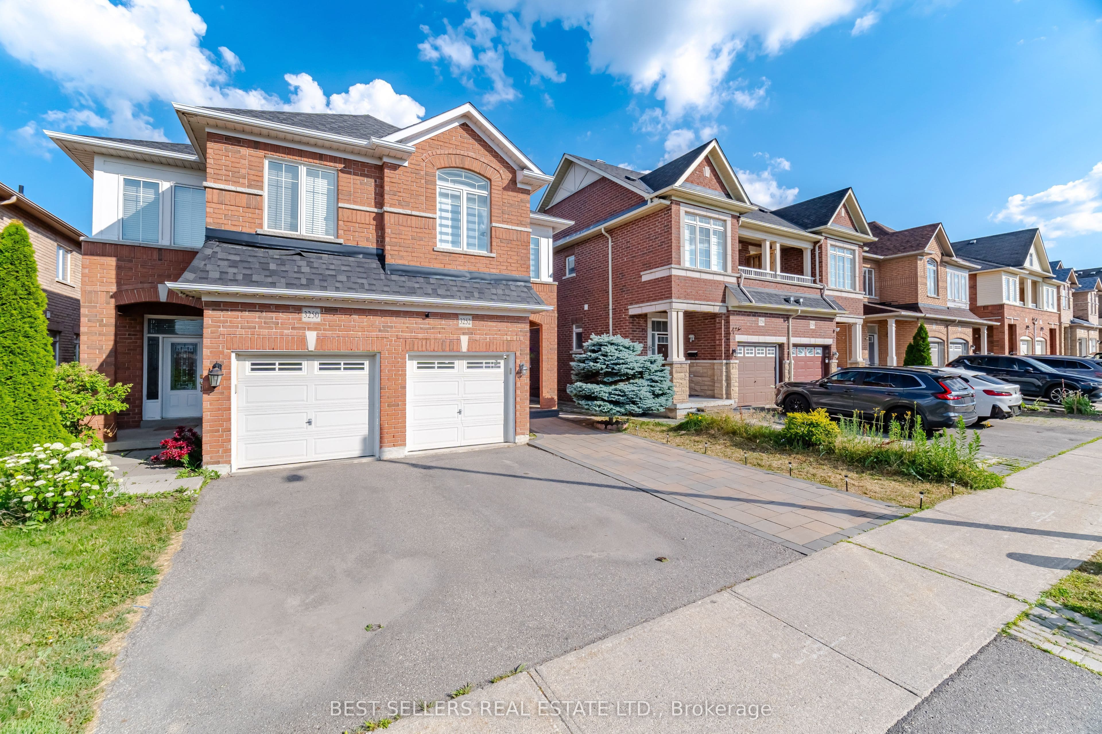 3252 Sunlight Street, Mississauga, ON L5M 7C3
