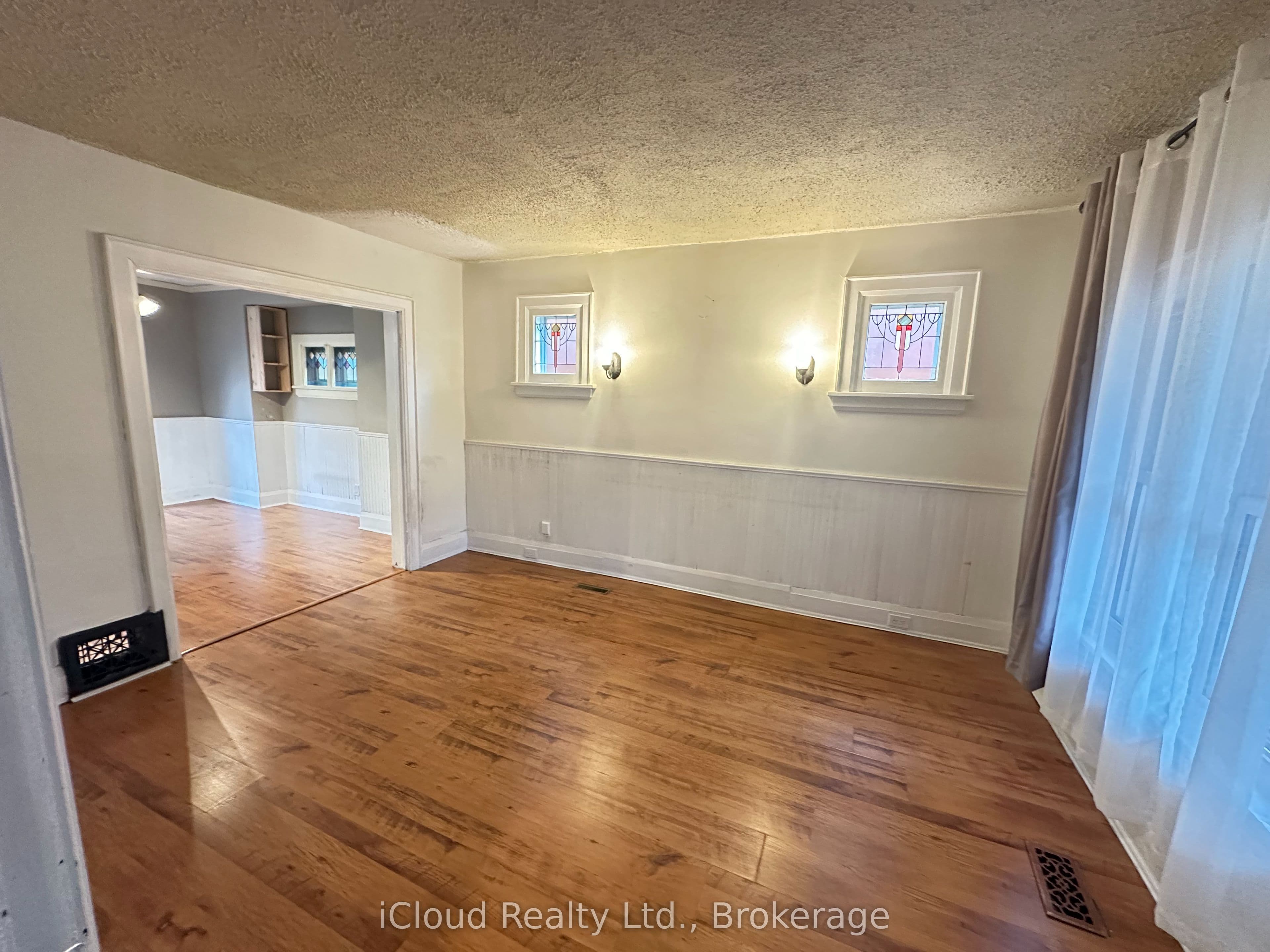 27 BUCKINGHAM Avenue, Oshawa, ON L1G 2K4