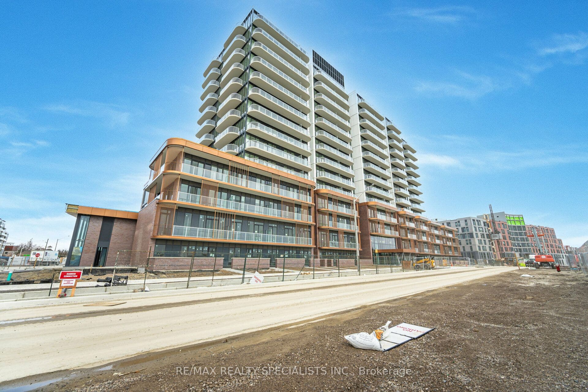 220 Missinnihe Way 313, Mississauga, ON L5M 5A7