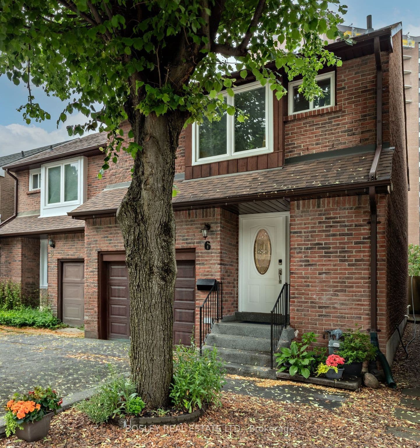 6 Markburn Court, Toronto, ON M9C 4Z1