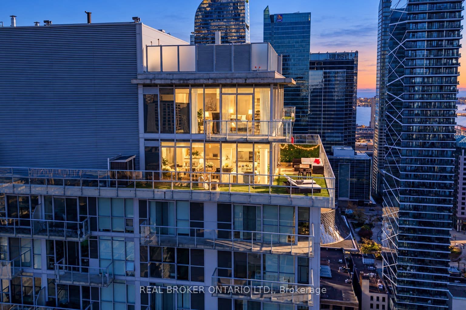 126 Simcoe Street PH02, Toronto, ON M5H 4E6