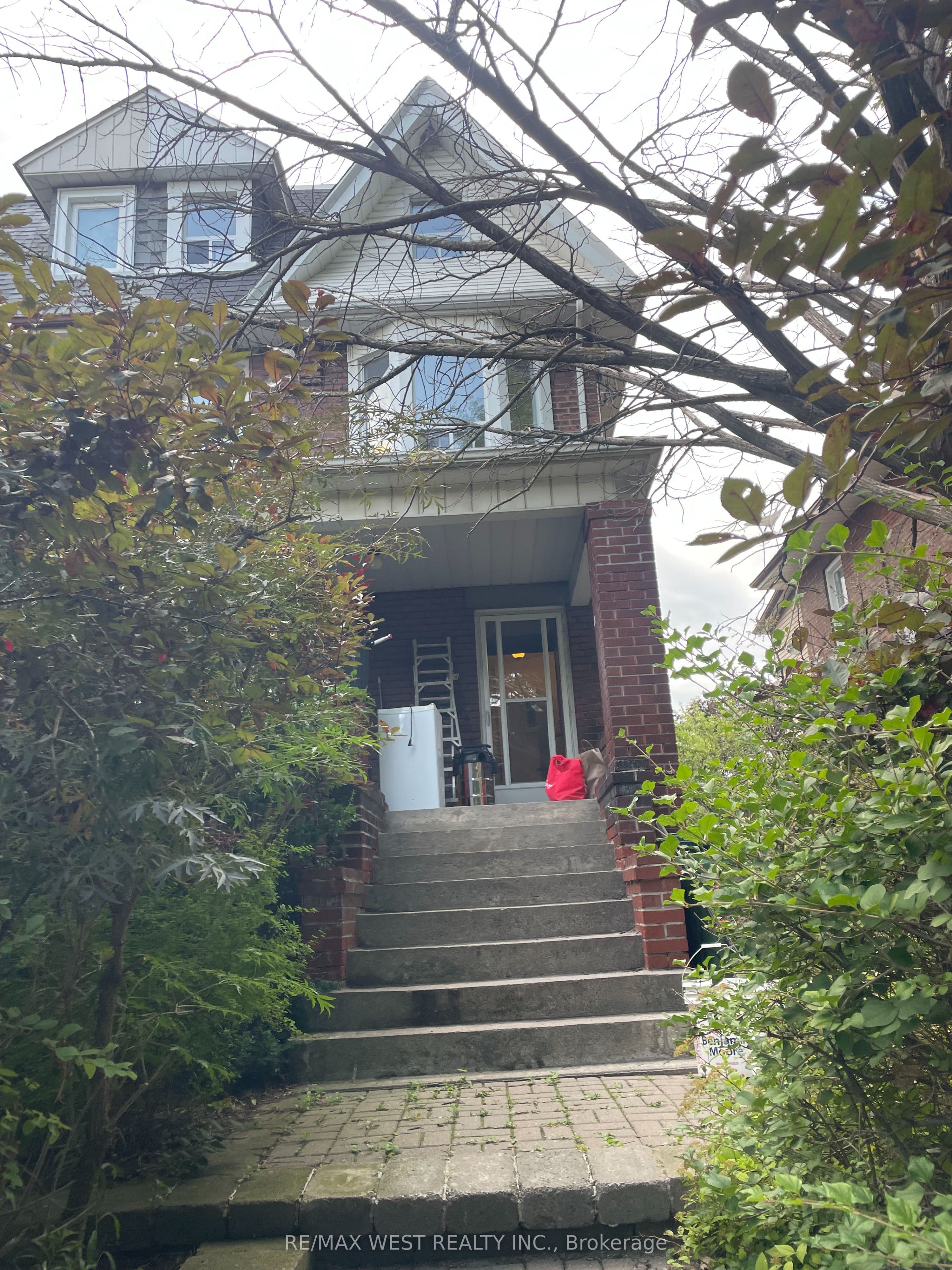 734 Manning Avenue 2nd Floor, Toronto, ON M6G 2W4