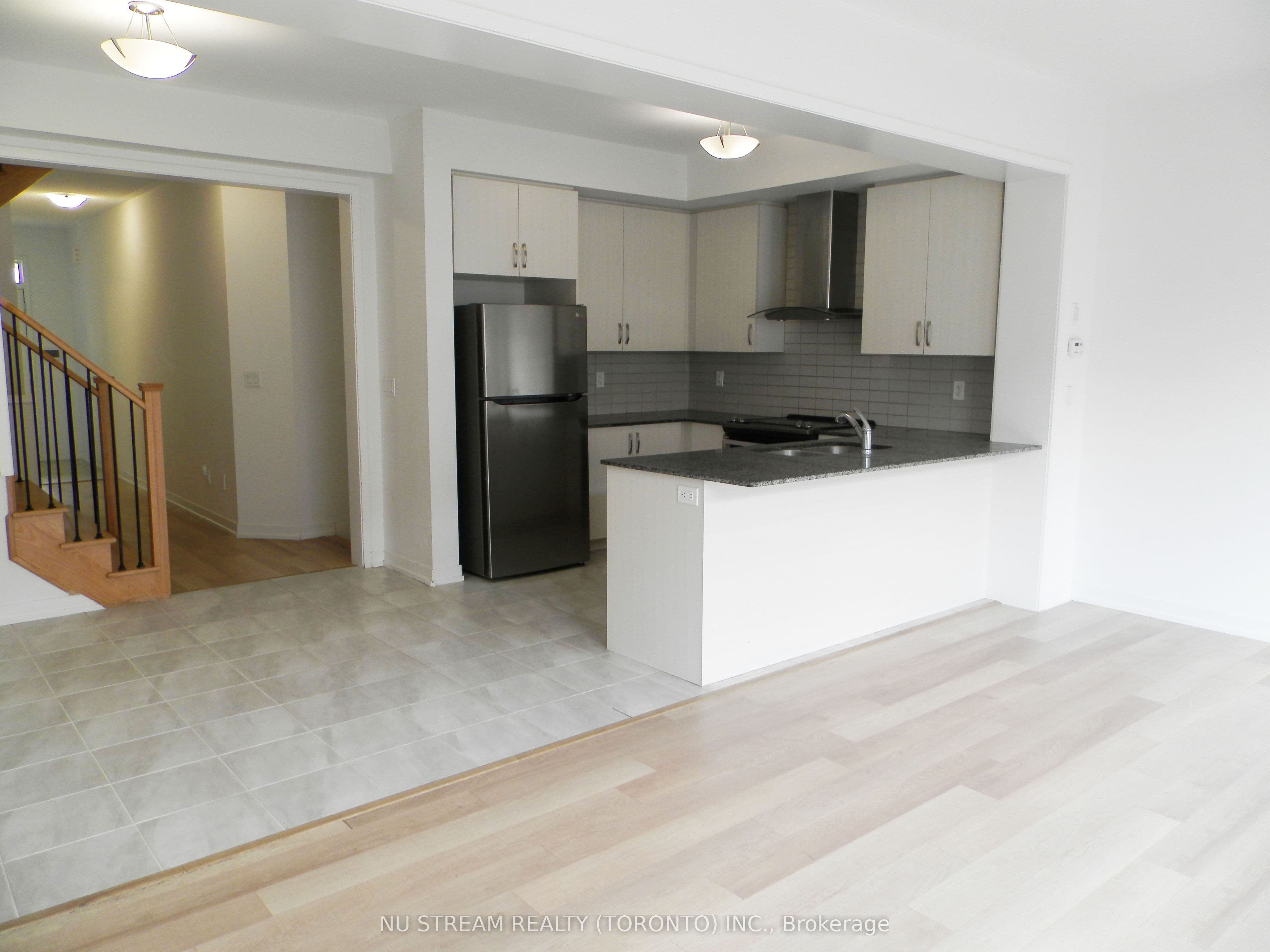 208 Harding Park Street, Newmarket, ON L3Y 0E3
