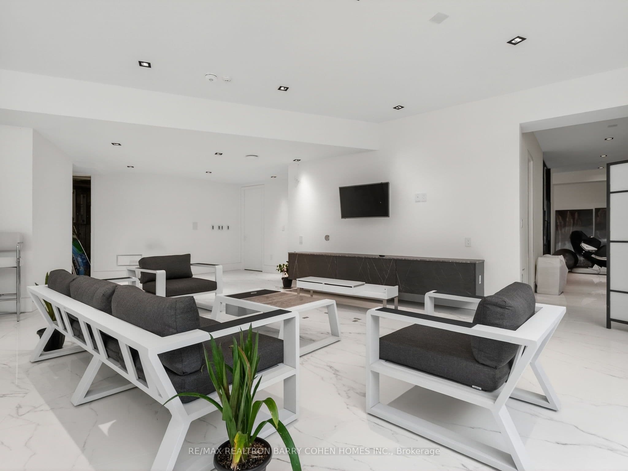 8 Cadmus Road, Toronto, ON M2M 2M4