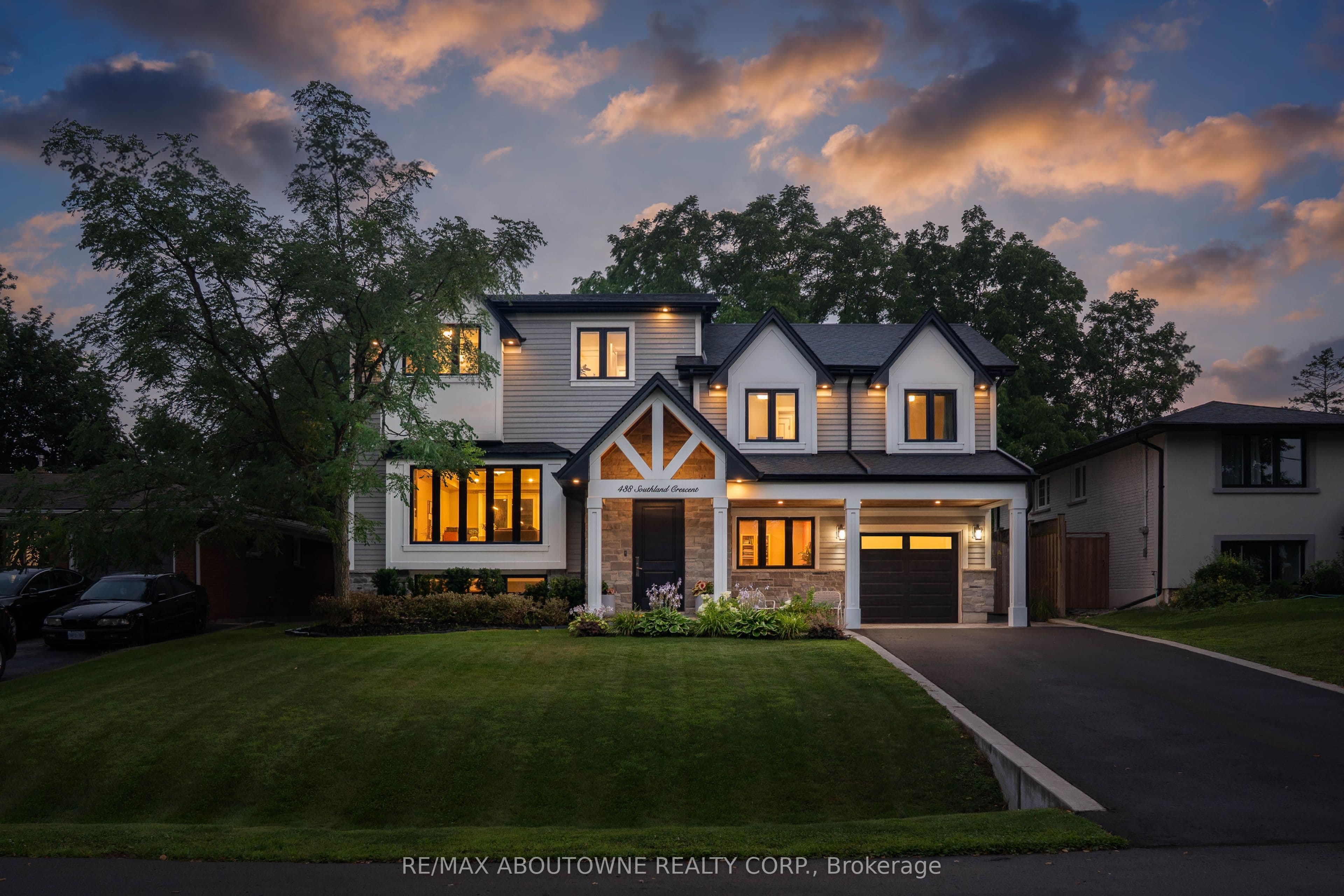 438 Southland Crescent, Oakville, ON L6L 3N8