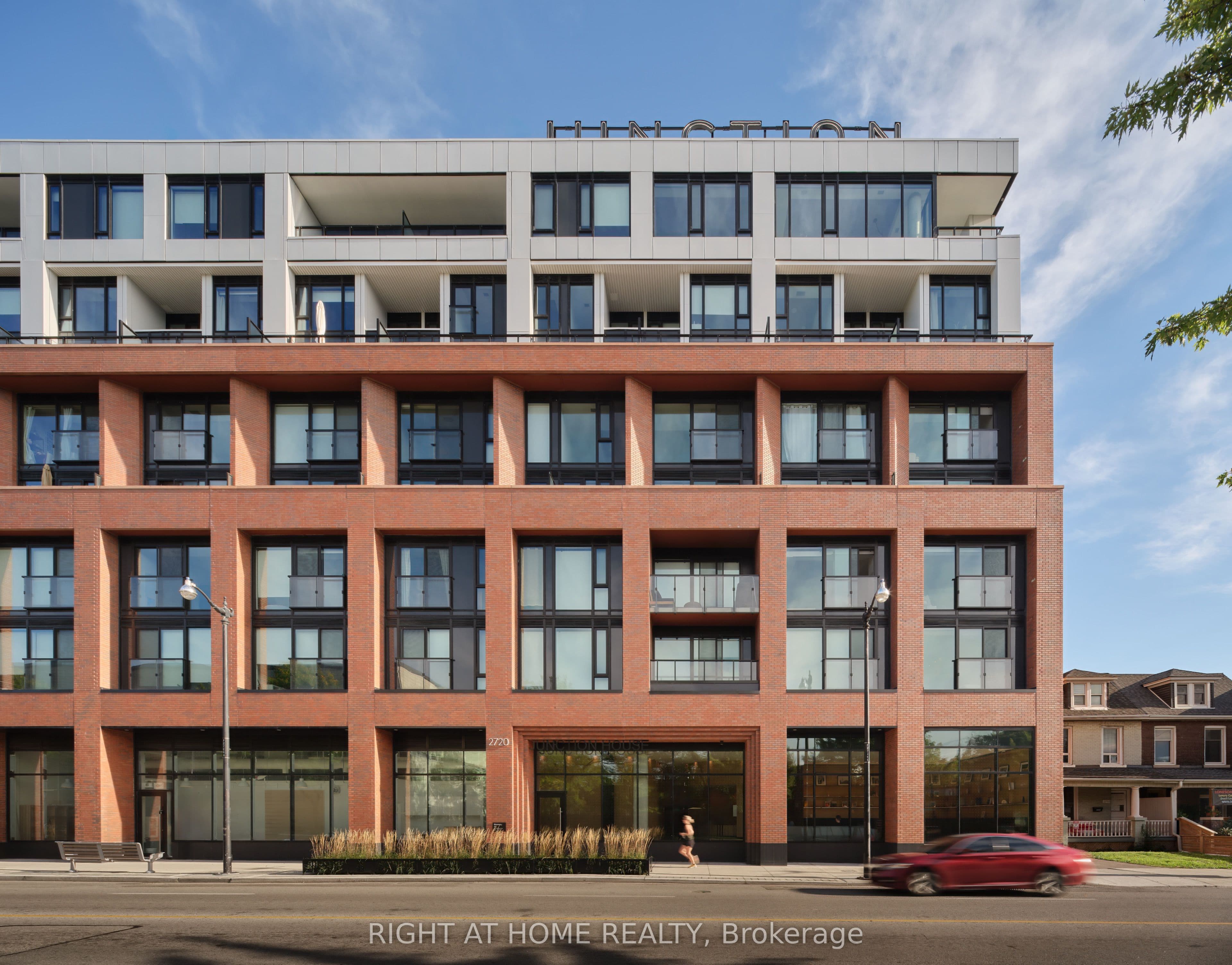 2720 Dundas Street W 607, Toronto, ON M6P 1Y2