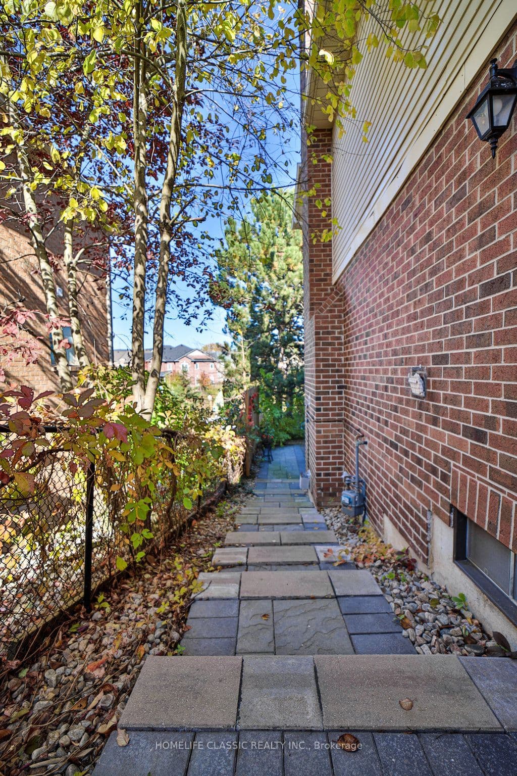 427 Crossland Gate, Newmarket, ON L3X 1B9