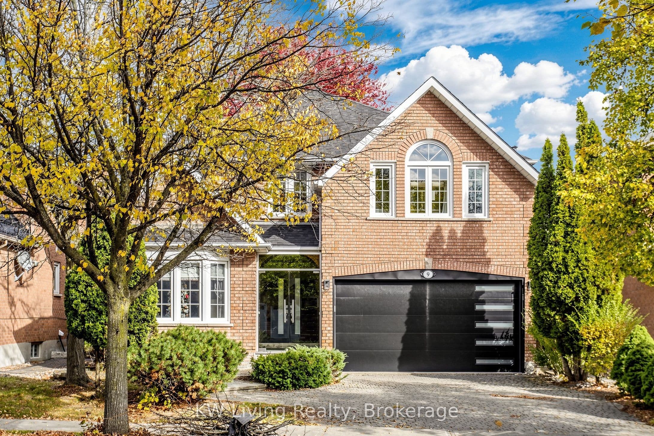 9 Hearthstone Crescent, Richmond Hill, ON L4B 3E3