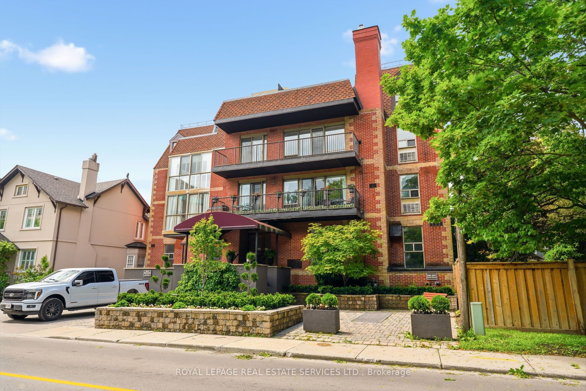 162 Reynolds Street 301, Oakville, ON L6J 3K9