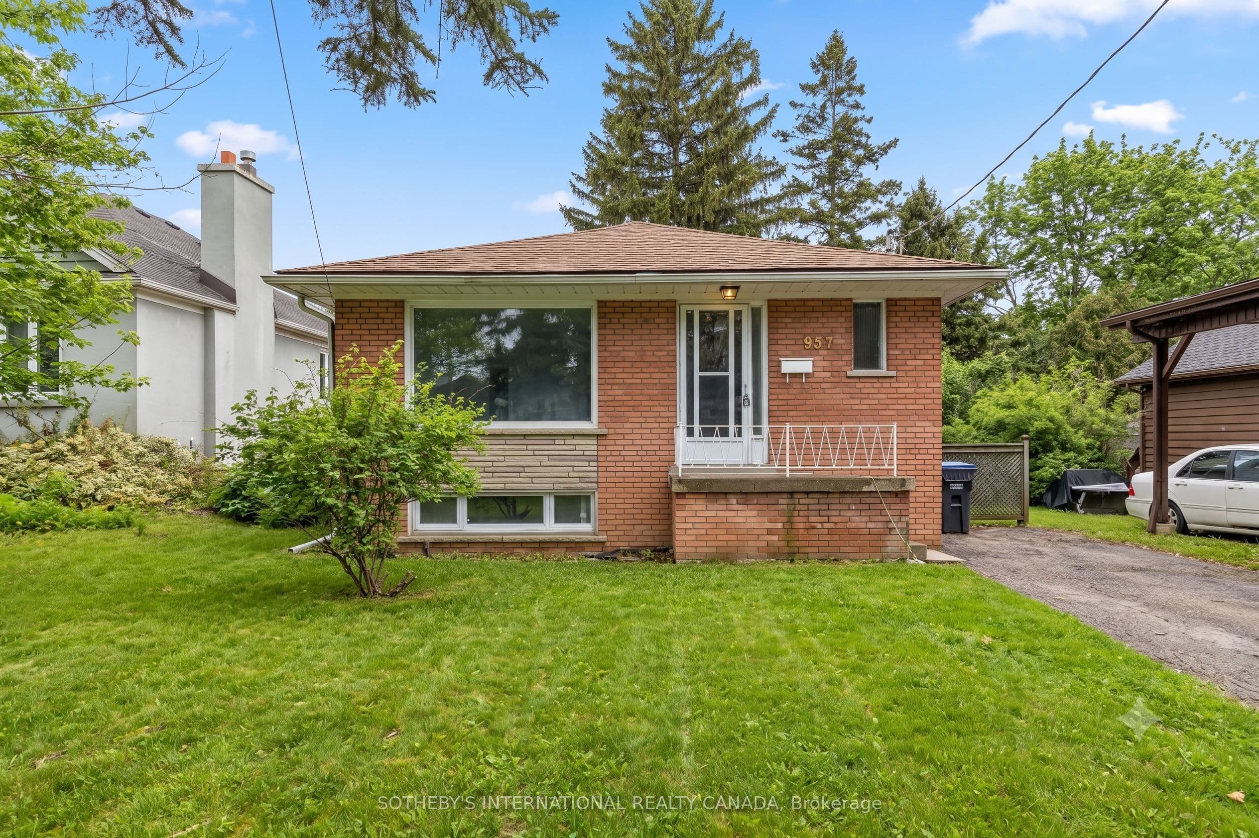 957 Beechwood Avenue upper, Mississauga, ON L5G 4E3