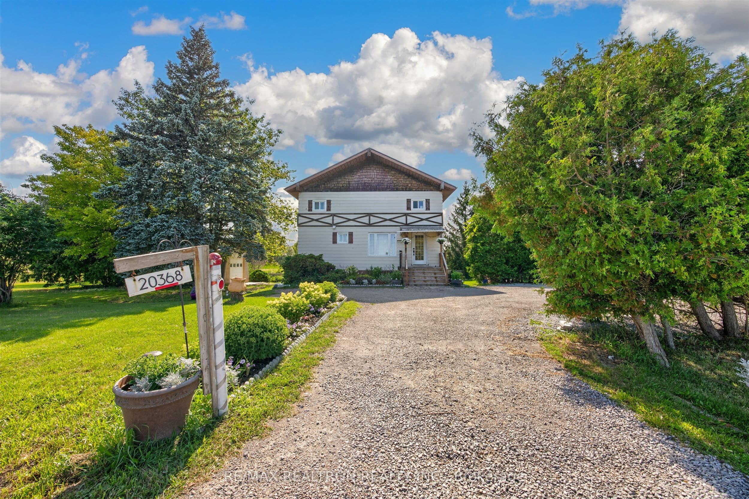 20368 Woodbine Avenue, East Gwillimbury, ON L0G 1R0