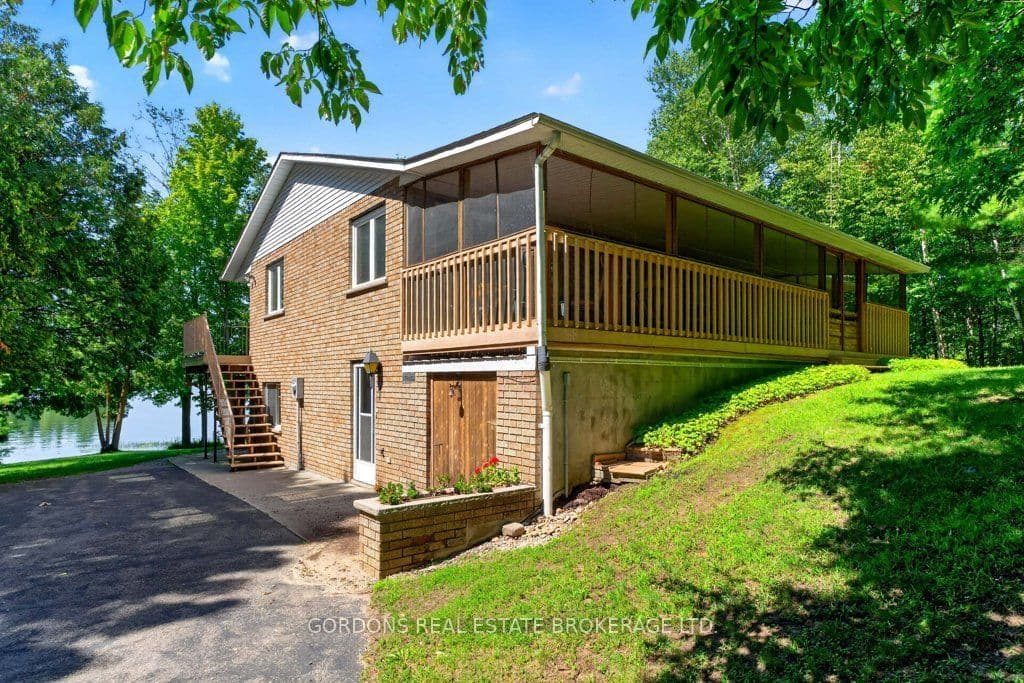 2950 R29, Rideau Lakes, ON K0G 1V0