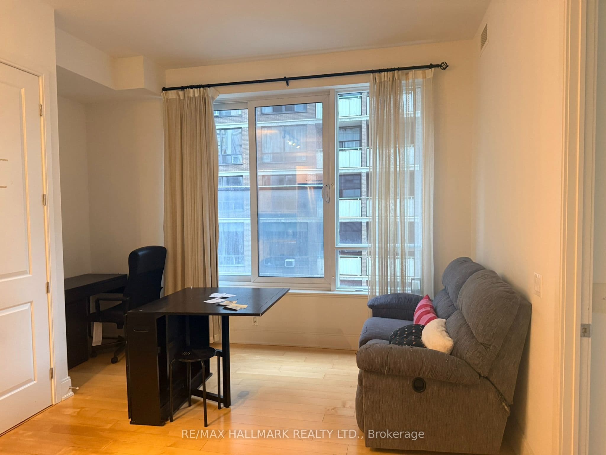 21 Balmuto Street 803, Toronto, ON M4Y 1W4