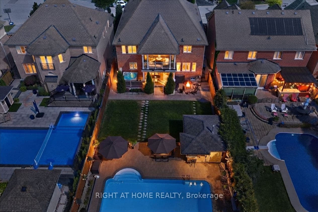 12 Roderick Court, Richmond Hill, ON L4E 0B4