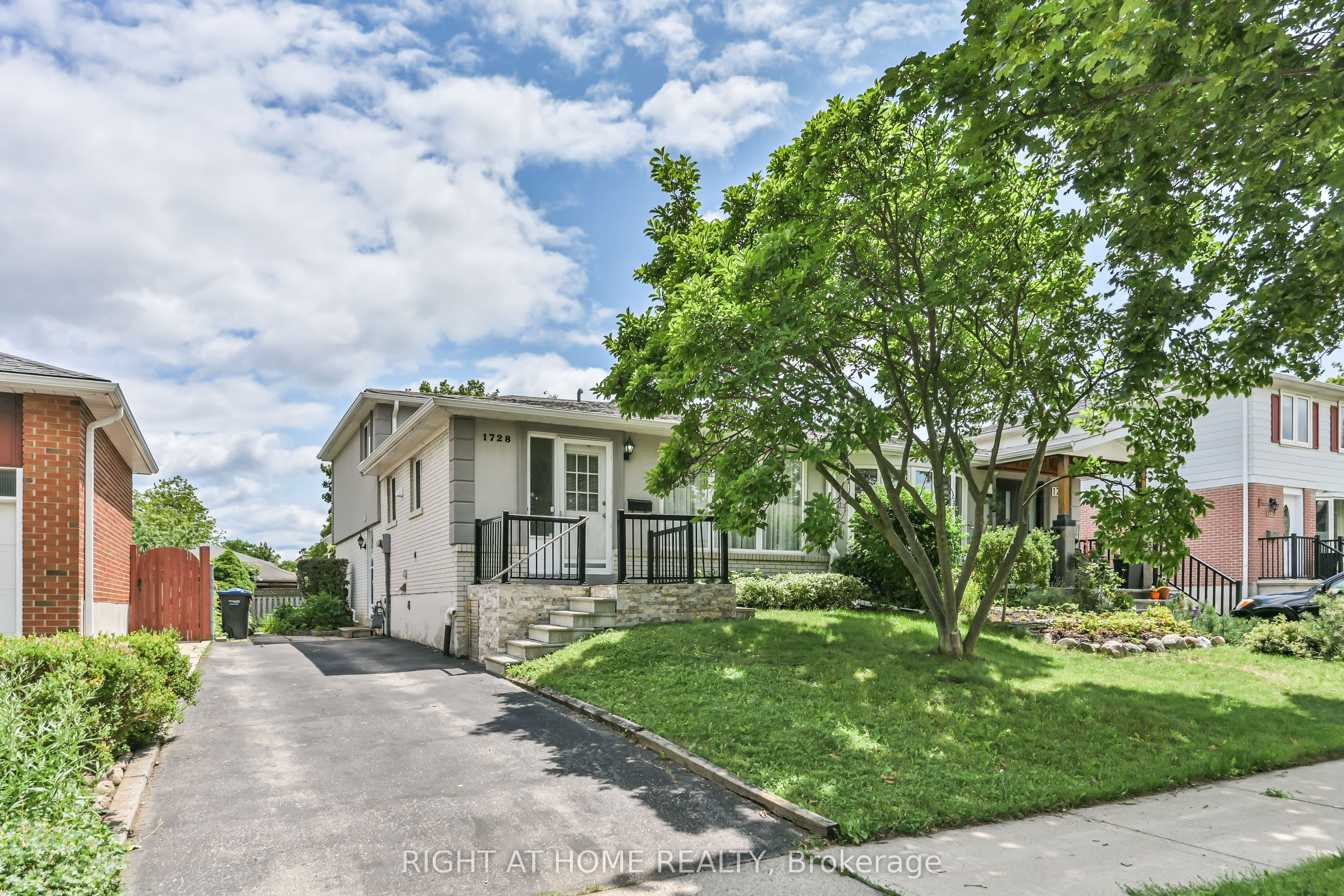 1728 Pickmere Court, Mississauga, ON L4X 1Z4