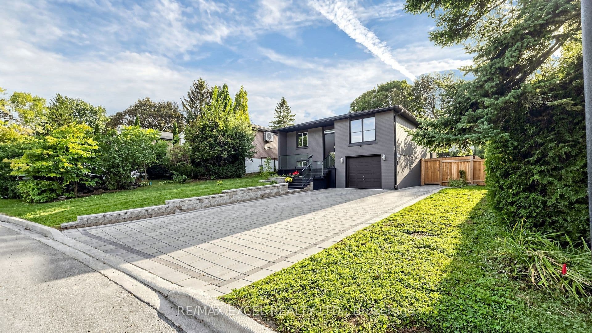 332 Dixon Boulevard, Newmarket, ON L3Y 4V6