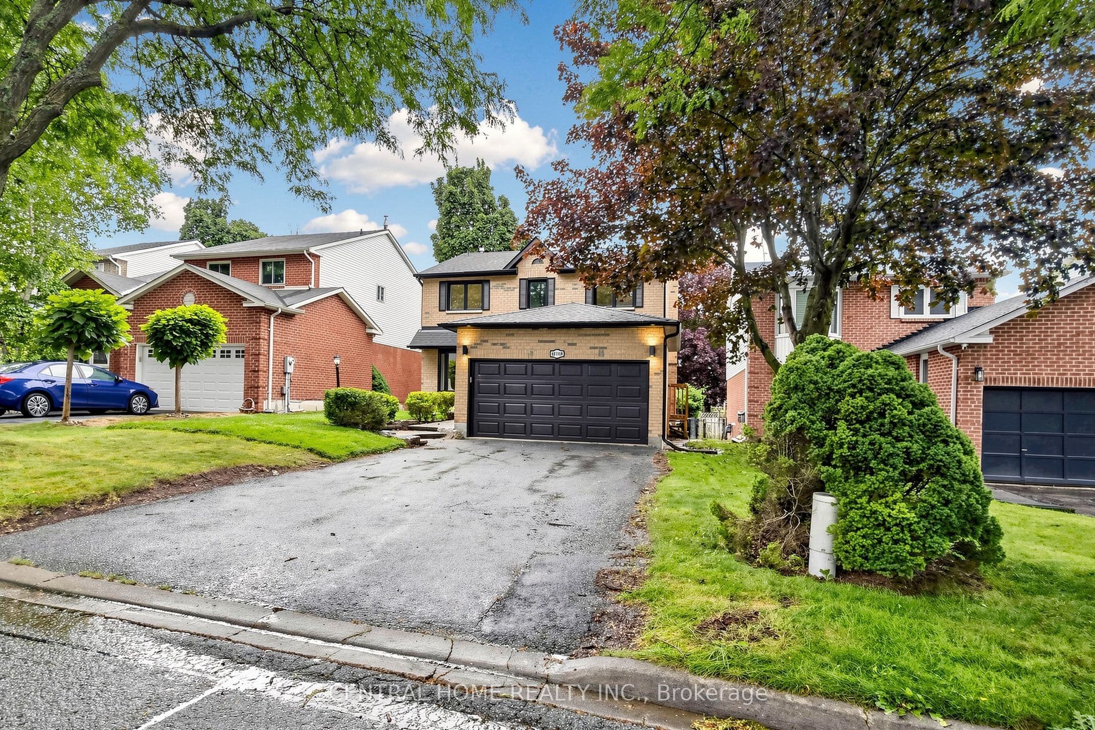 15 Closs Square, Aurora, ON L4G 5H9