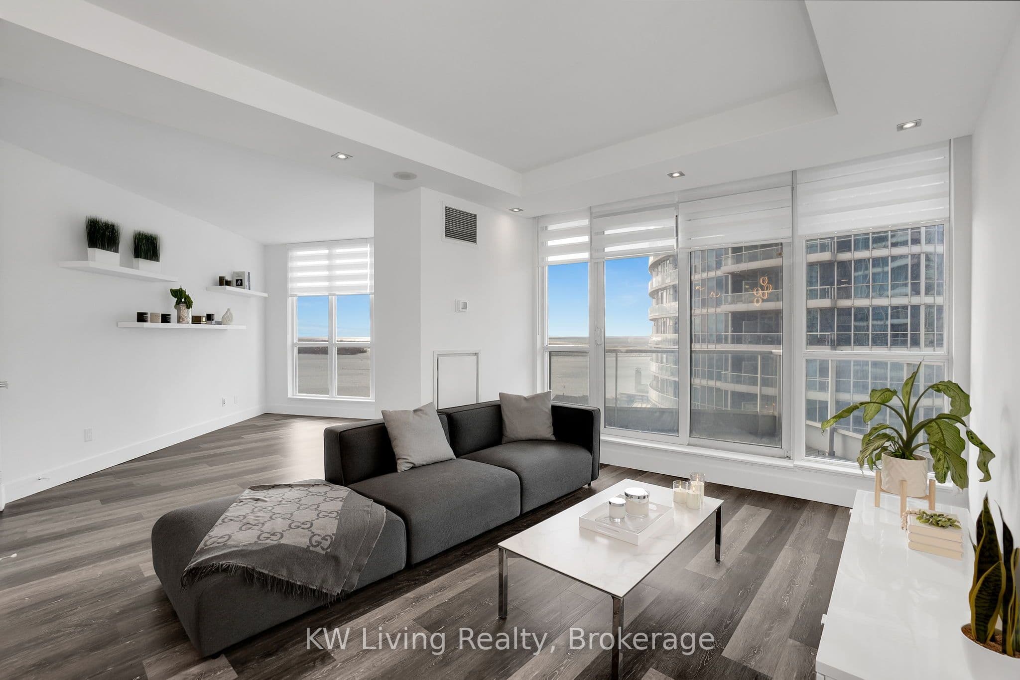 208 Queens Quay W 2111, Toronto, ON M5J 2Y5