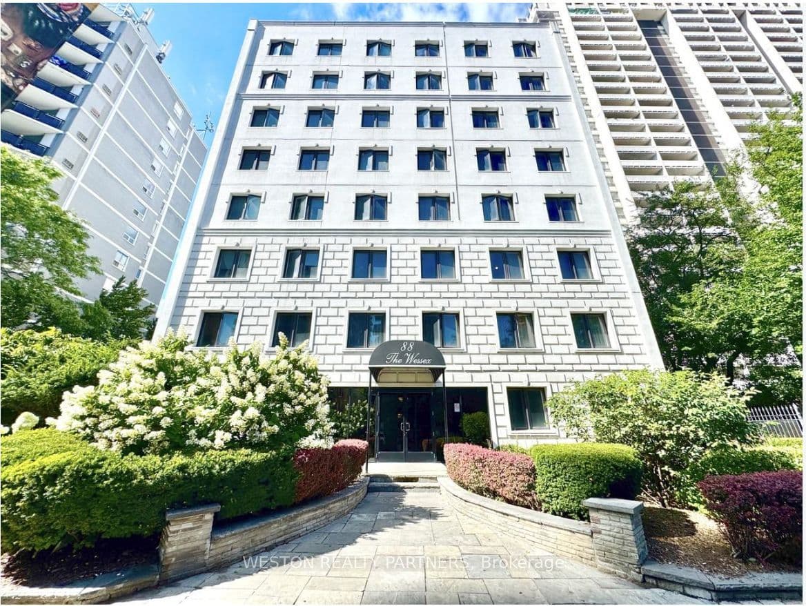 88 Wellesley Street E 102, Toronto, ON M4Y 1H4