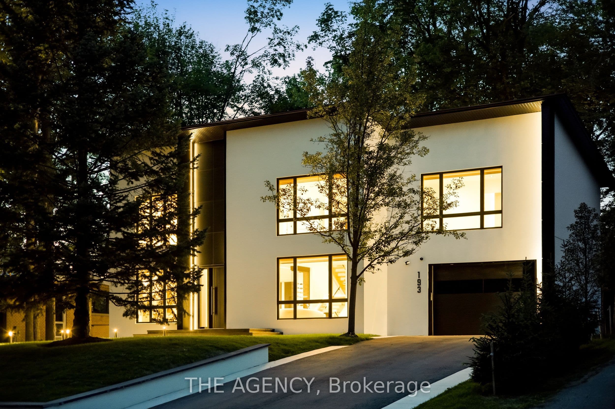 193 Beechwood Crescent, Newmarket, ON L3Y 1W2