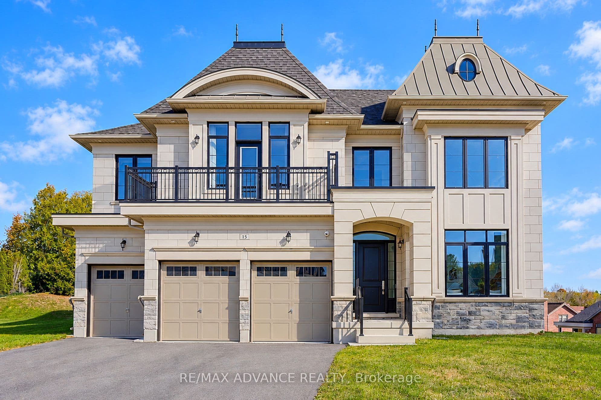 15 Kenneth Campbell Court, Aurora, ON L4G 5Z4