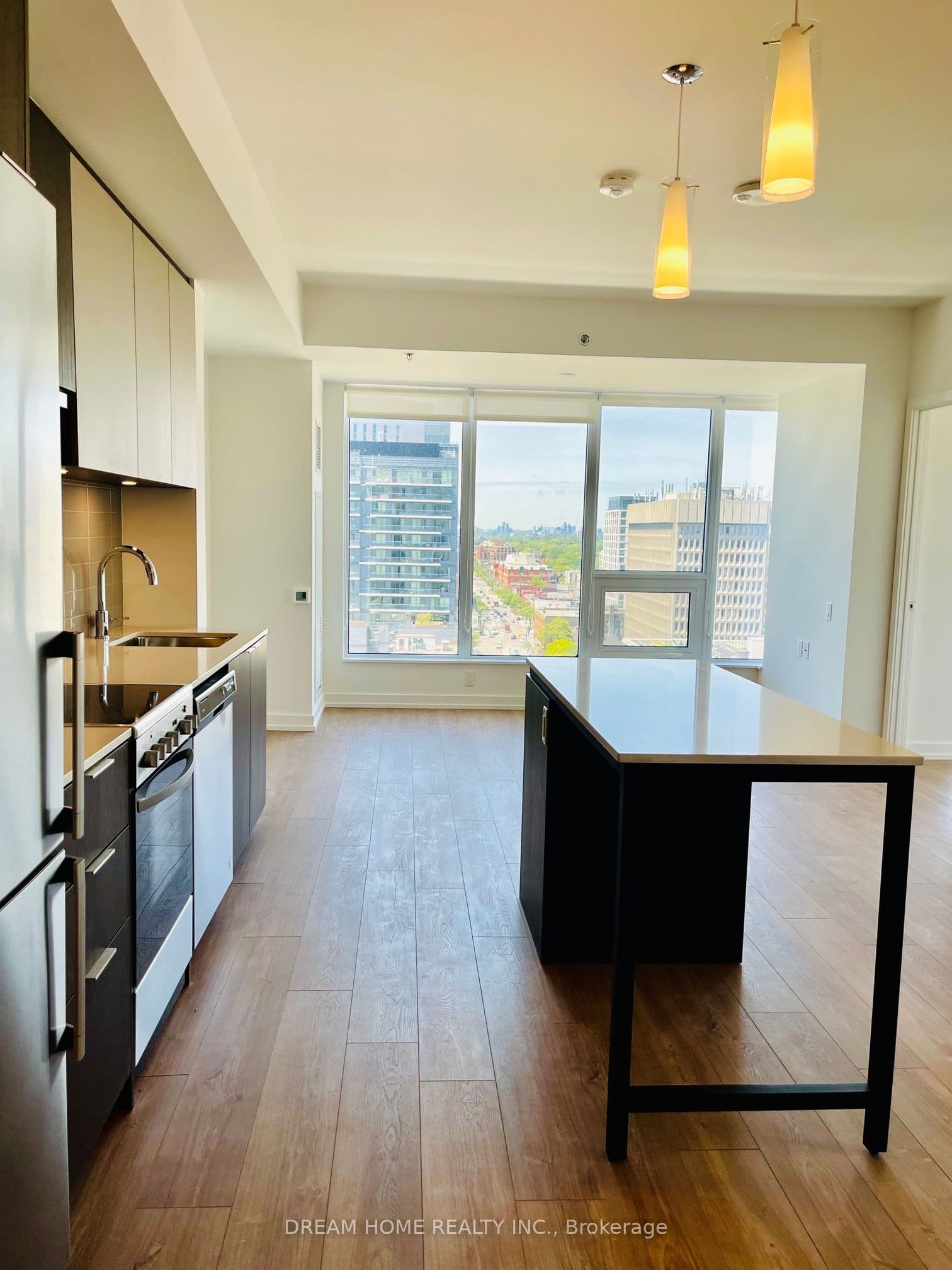 203 College Street 1404, Toronto, ON M5T 1P9