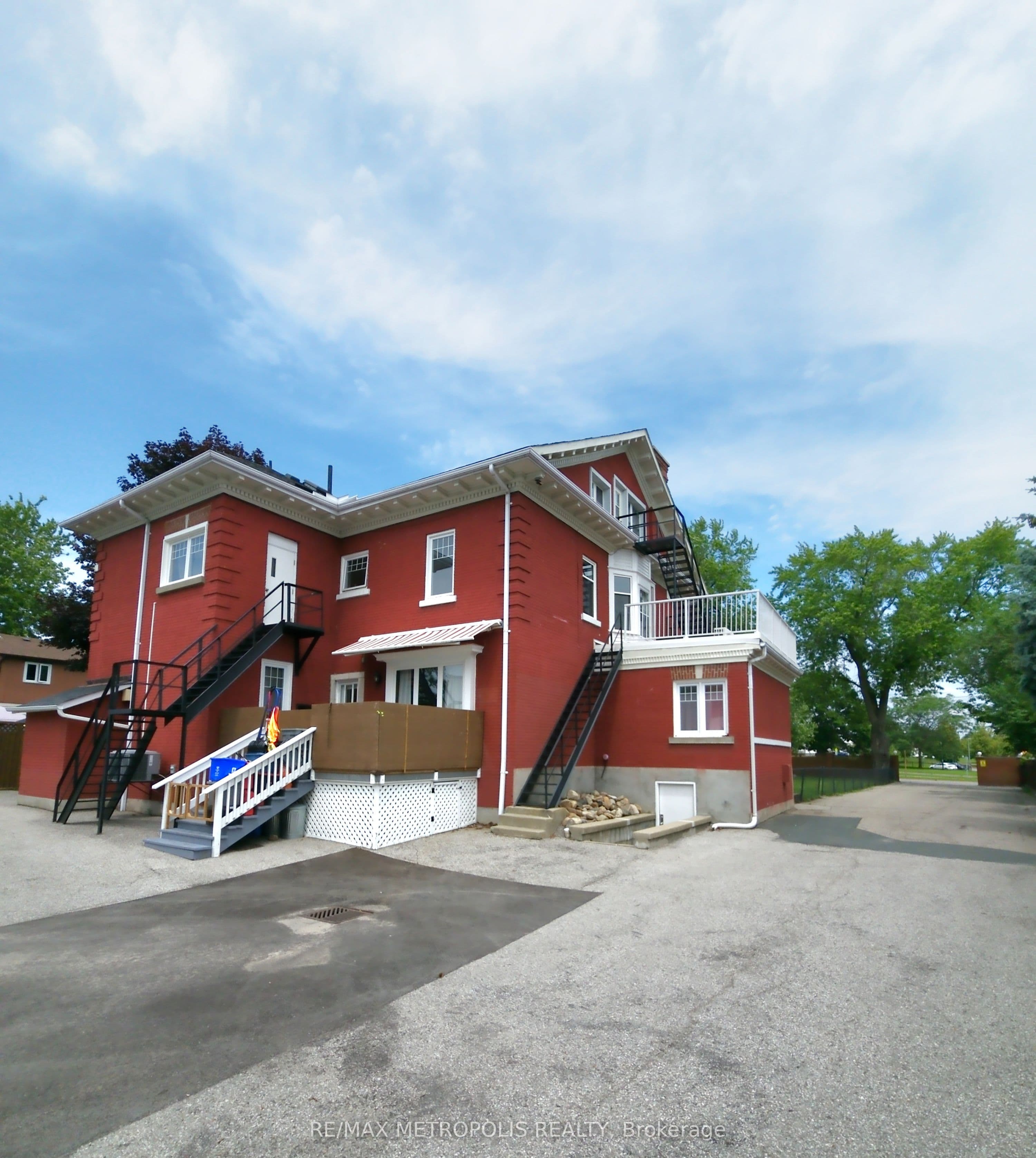1110 Simcoe Street S Upper #2, Oshawa, ON L1H 4L8