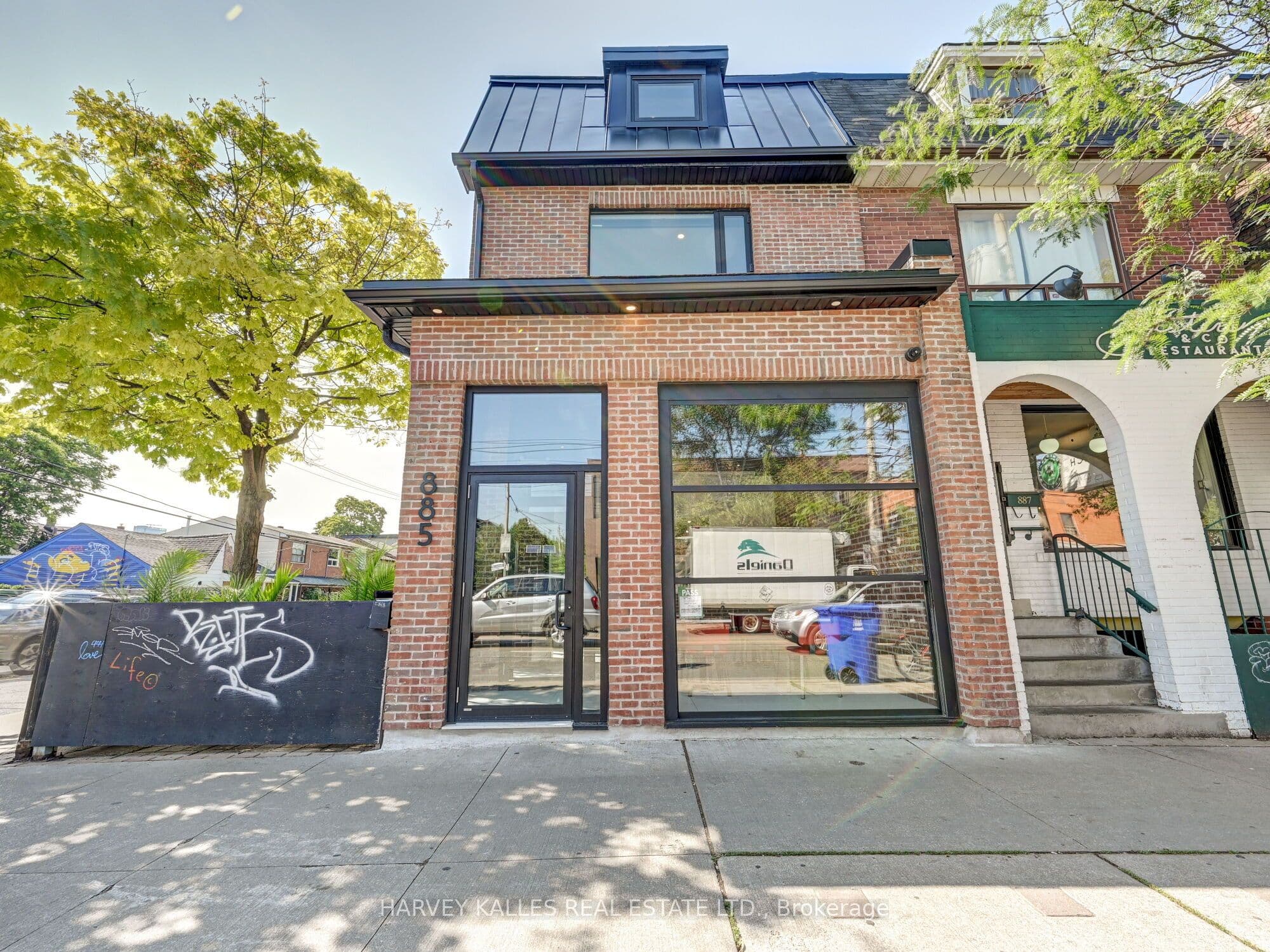 885 Dundas Street W, Toronto, ON M6J 1B9