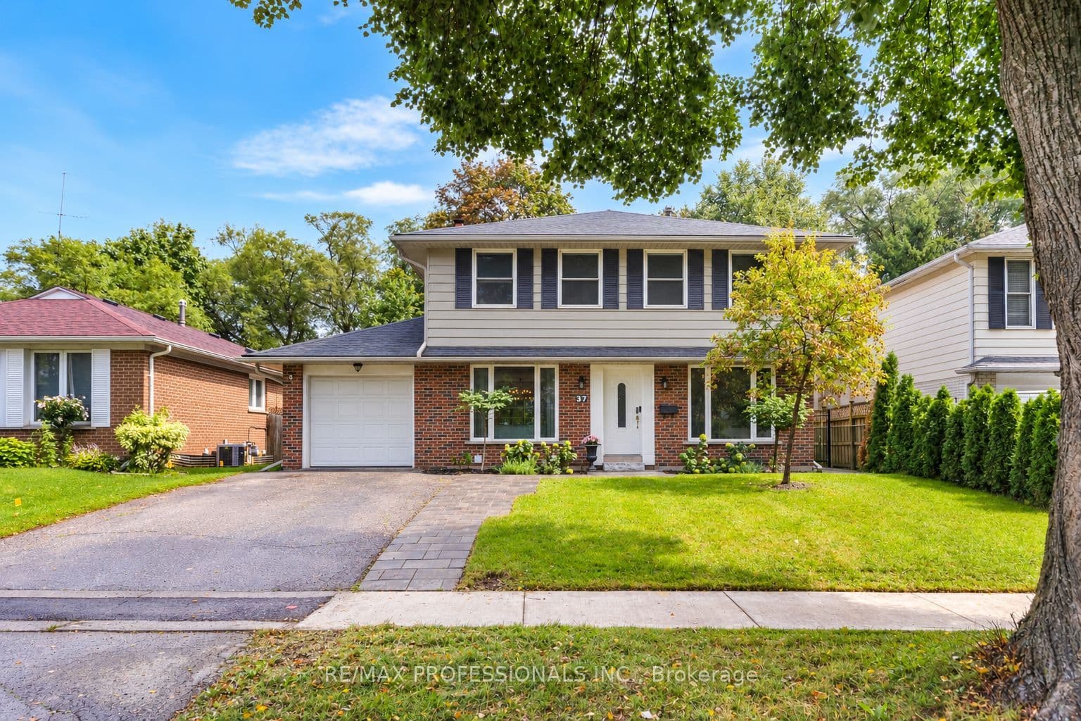 37 Birchleaf Crescent, Toronto, ON M9R 2L5