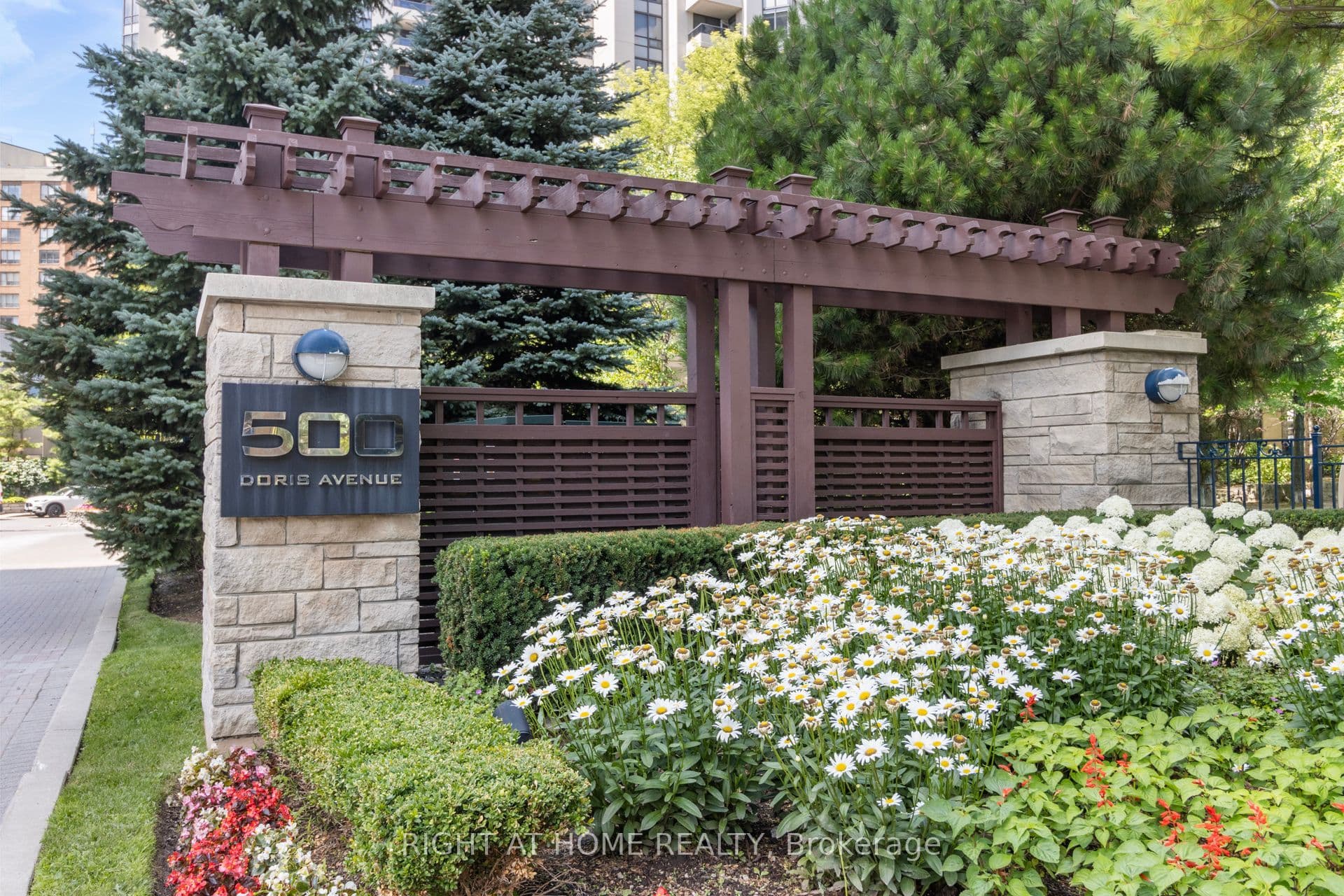 500 Doris Avenue TH1, Toronto, ON M2N 0C1