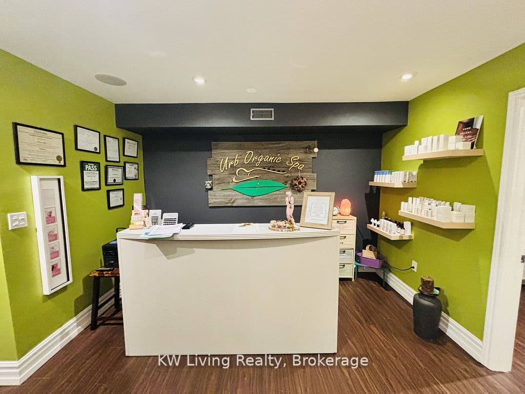 701 Mount Pleasant Road Second Floor, Toronto, ON M4S 2N4
