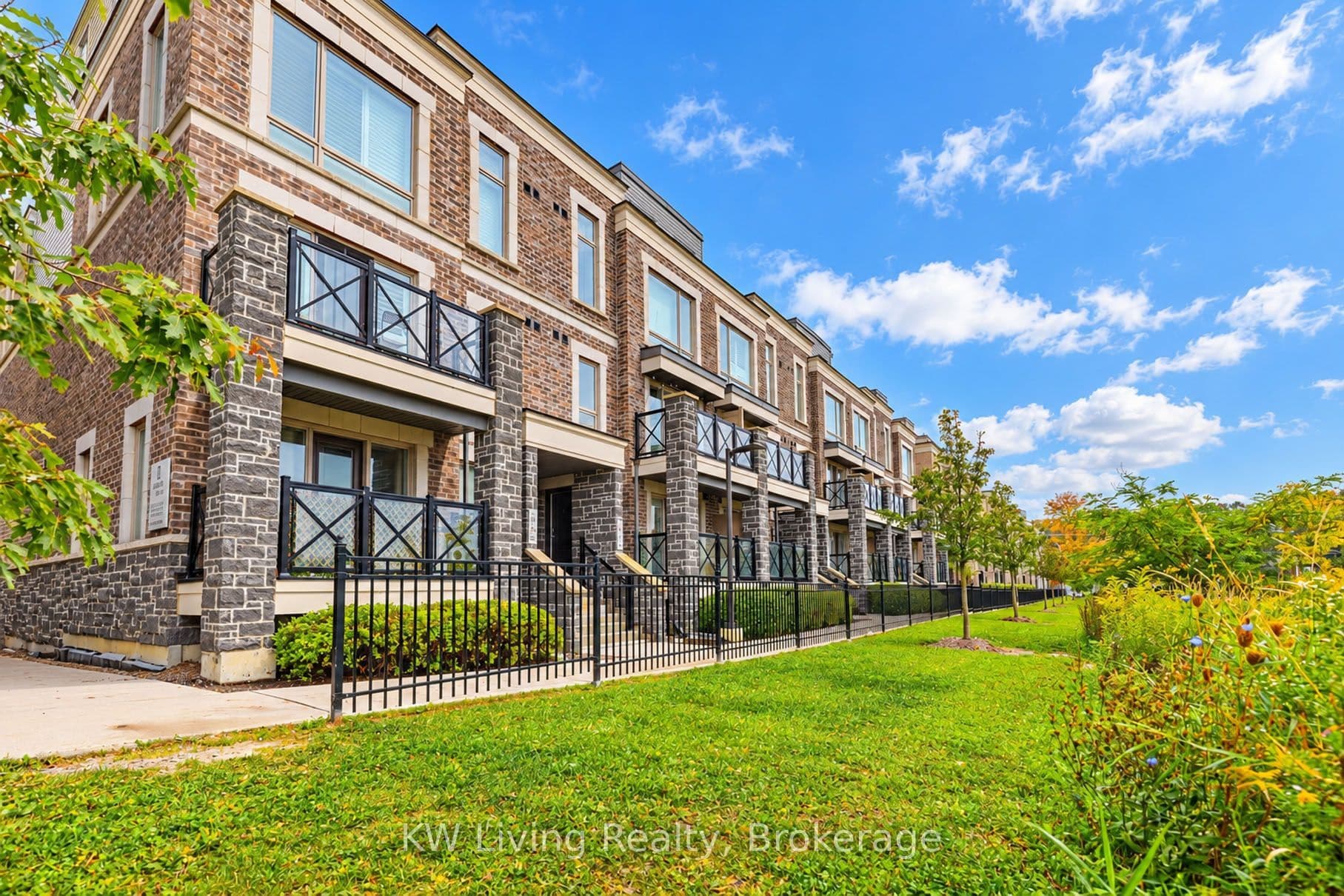20 Dunsheath Way 318, Markham, ON L6B 1N3