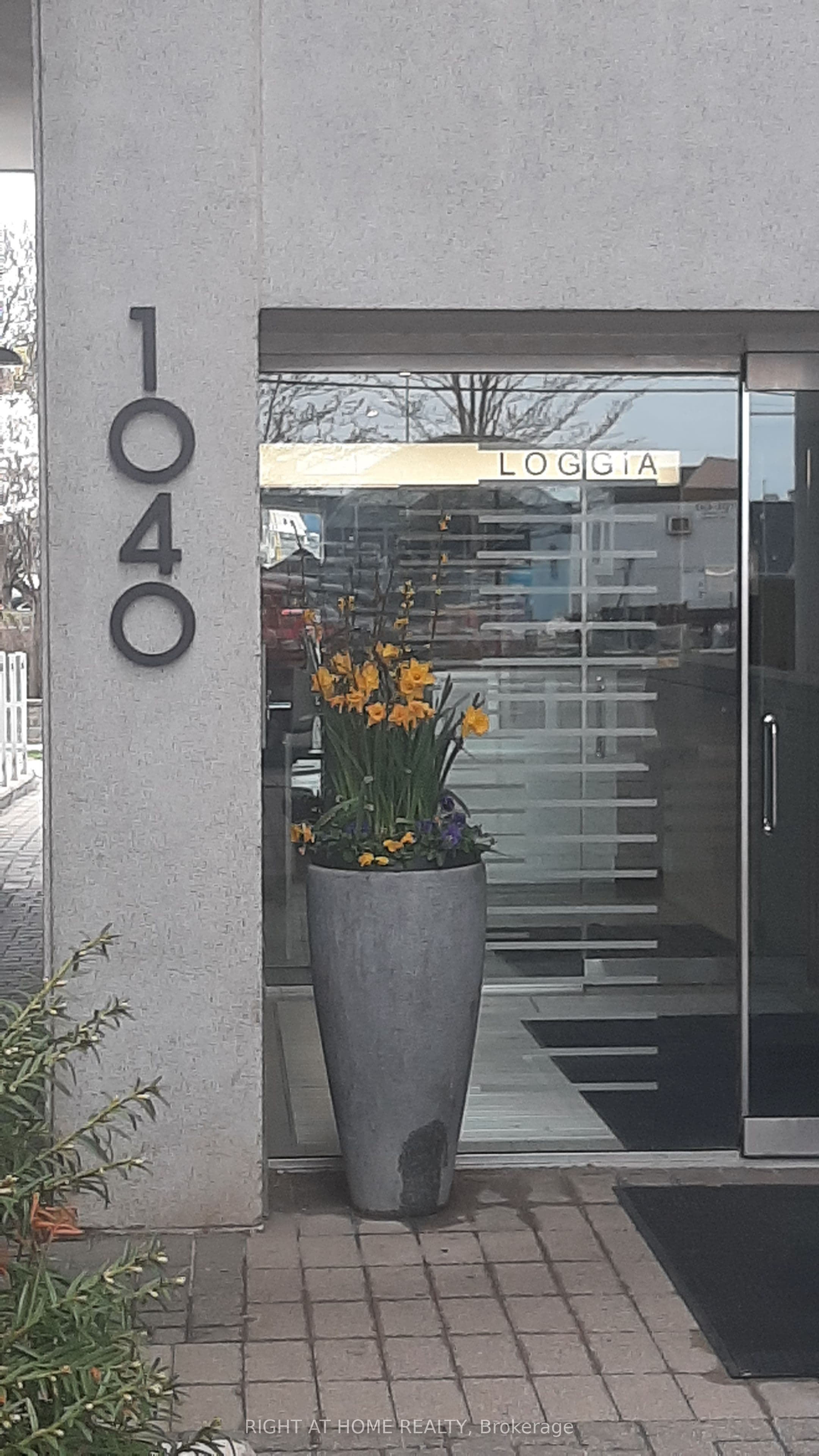 1040 The Queensway, Toronto, ON M8Z 0A7