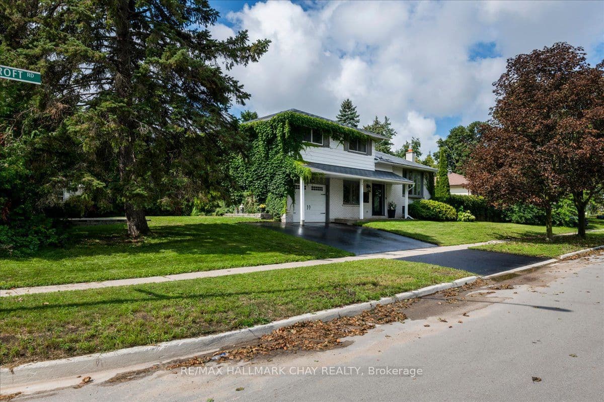 19 Highcroft Road, Barrie, ON L4N 2X3