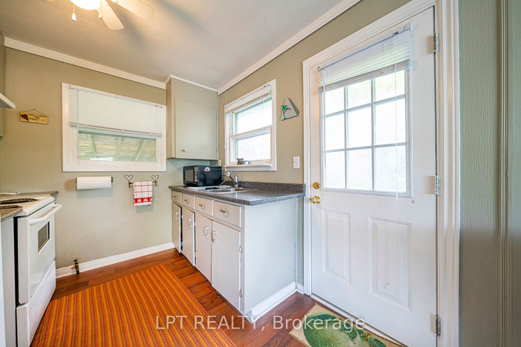 17 Lake Drive E, Georgina, ON L4P 3E9