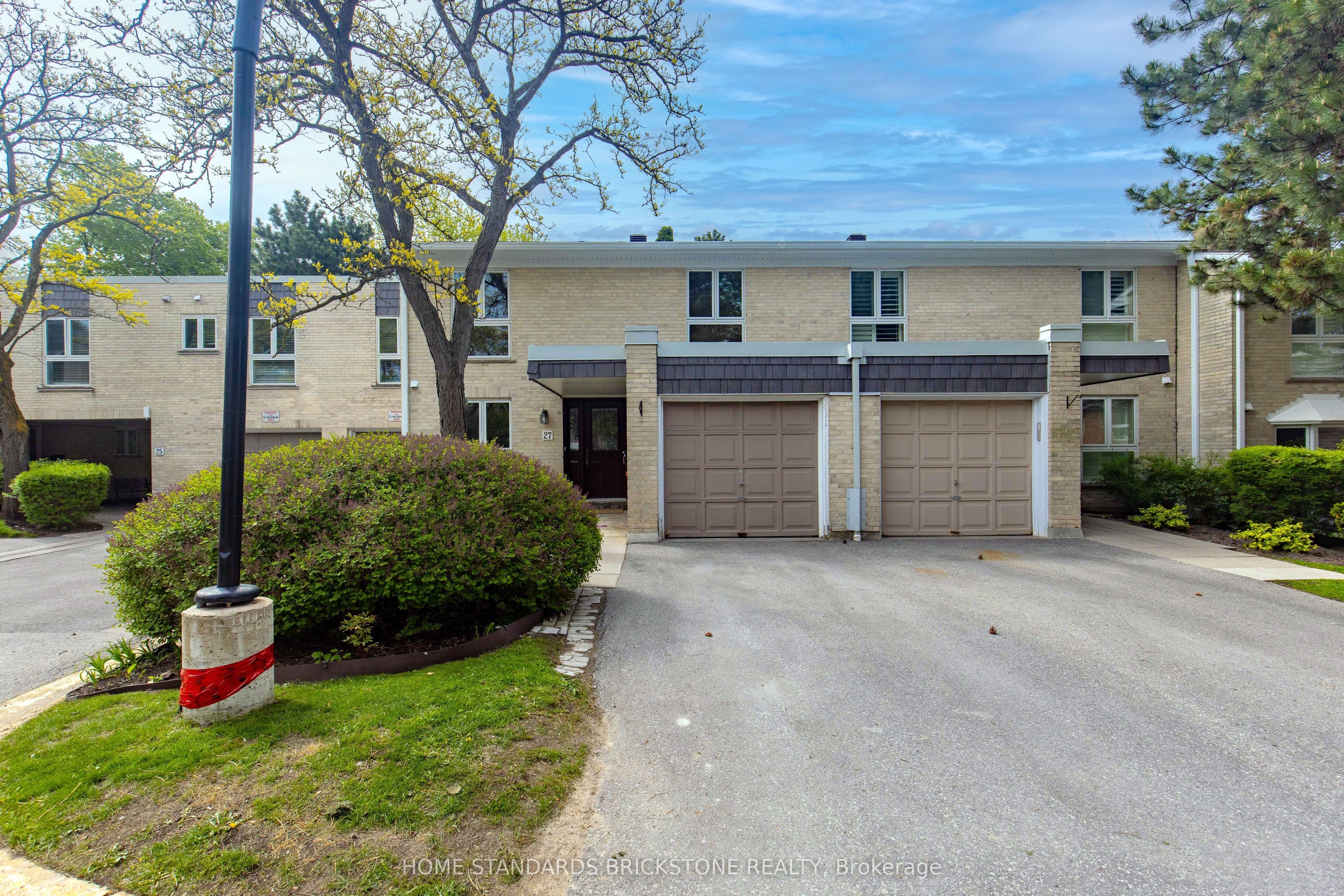 27 Proudbank Millway 50, Toronto, ON M2L 1P3