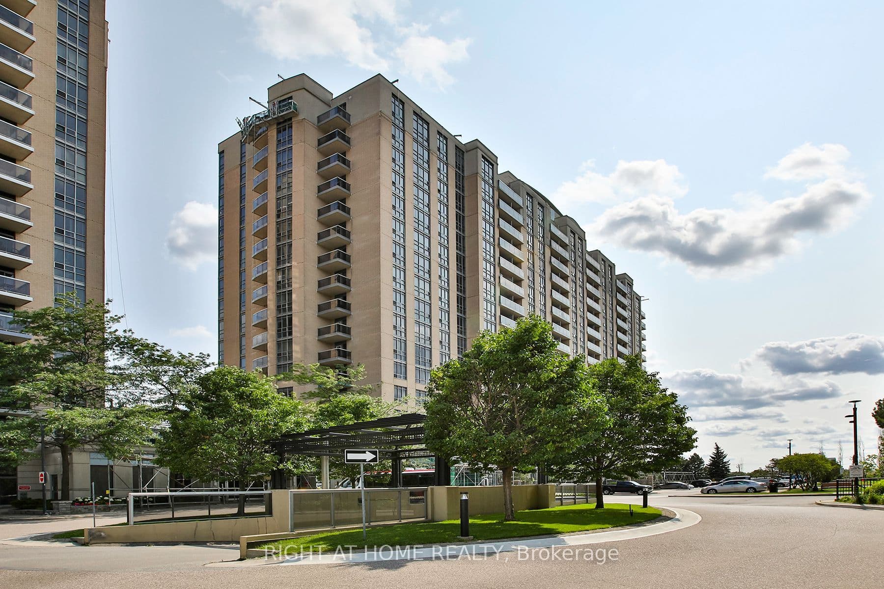 18 Mondeo Drive 626, Toronto, ON M1P 5C8