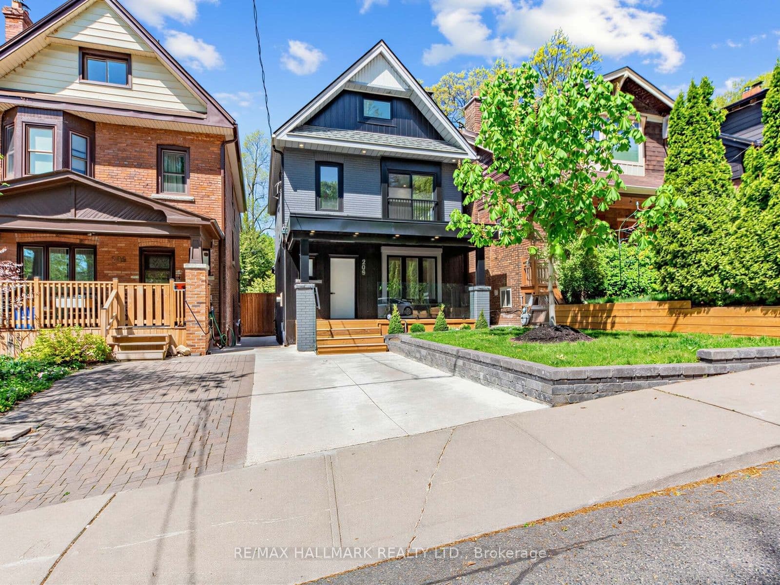 208 Gainsborough Road, Toronto, ON M4L 3C6