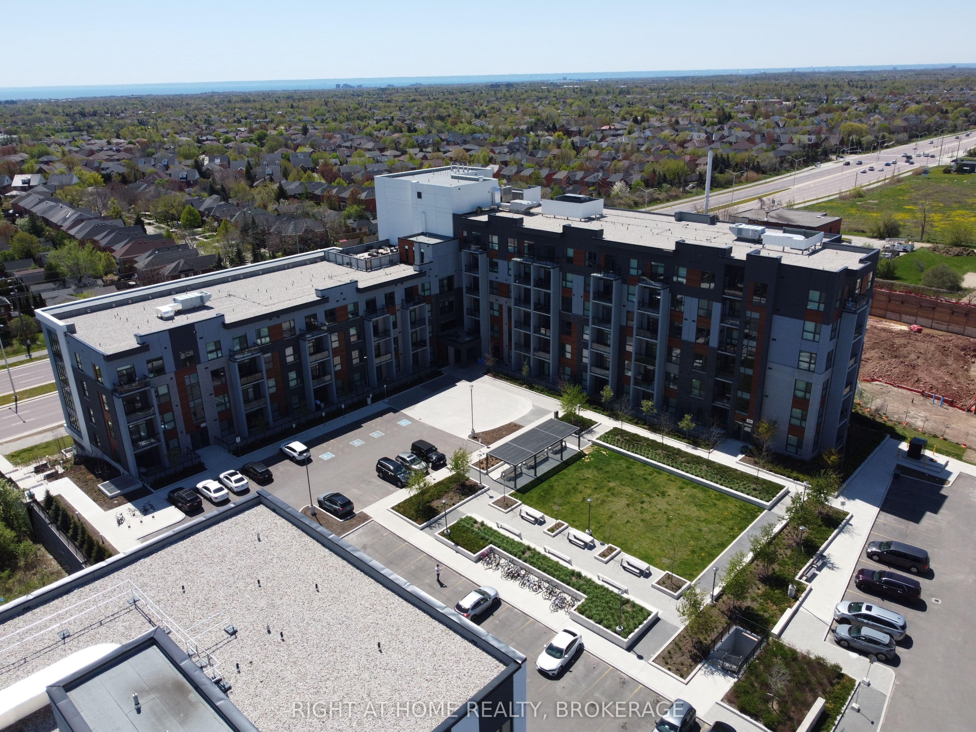 95 Dundas Street W 227, Oakville, ON L6M 5N4