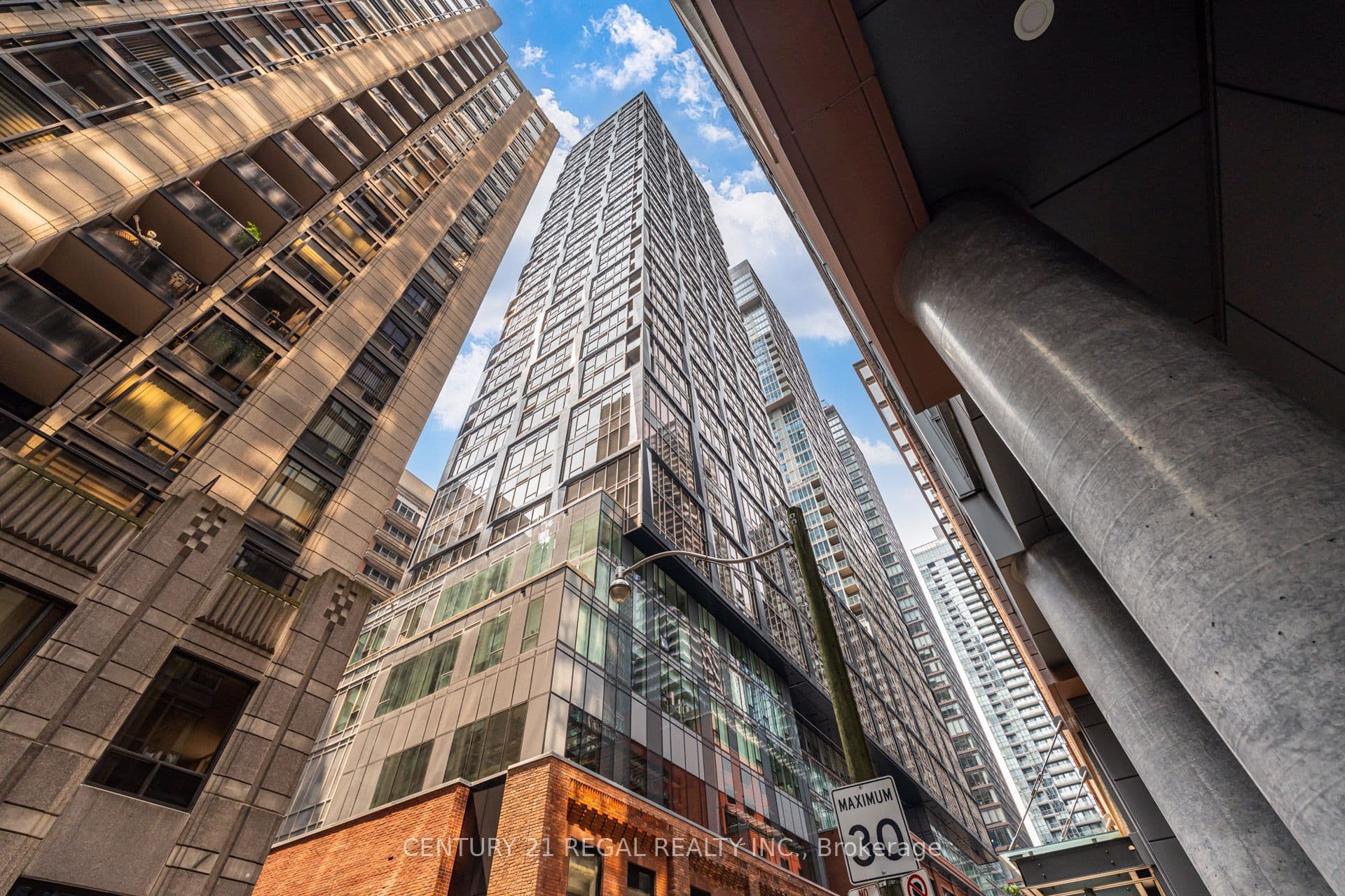 15 Mercer Street 2204, Toronto, ON M5V 1H2