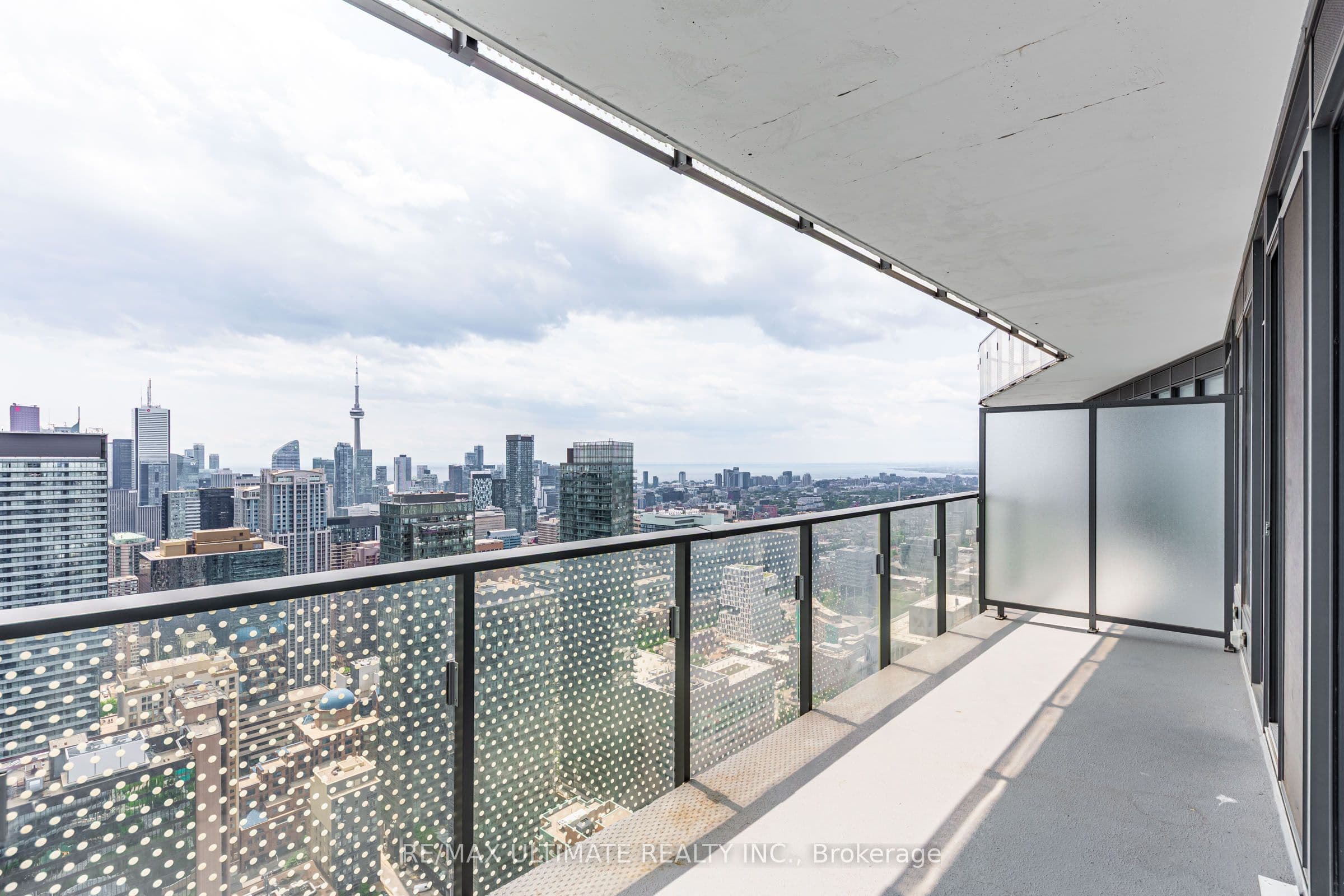 11 Wellesley Street W 5003, Toronto, ON M4Y 0G4