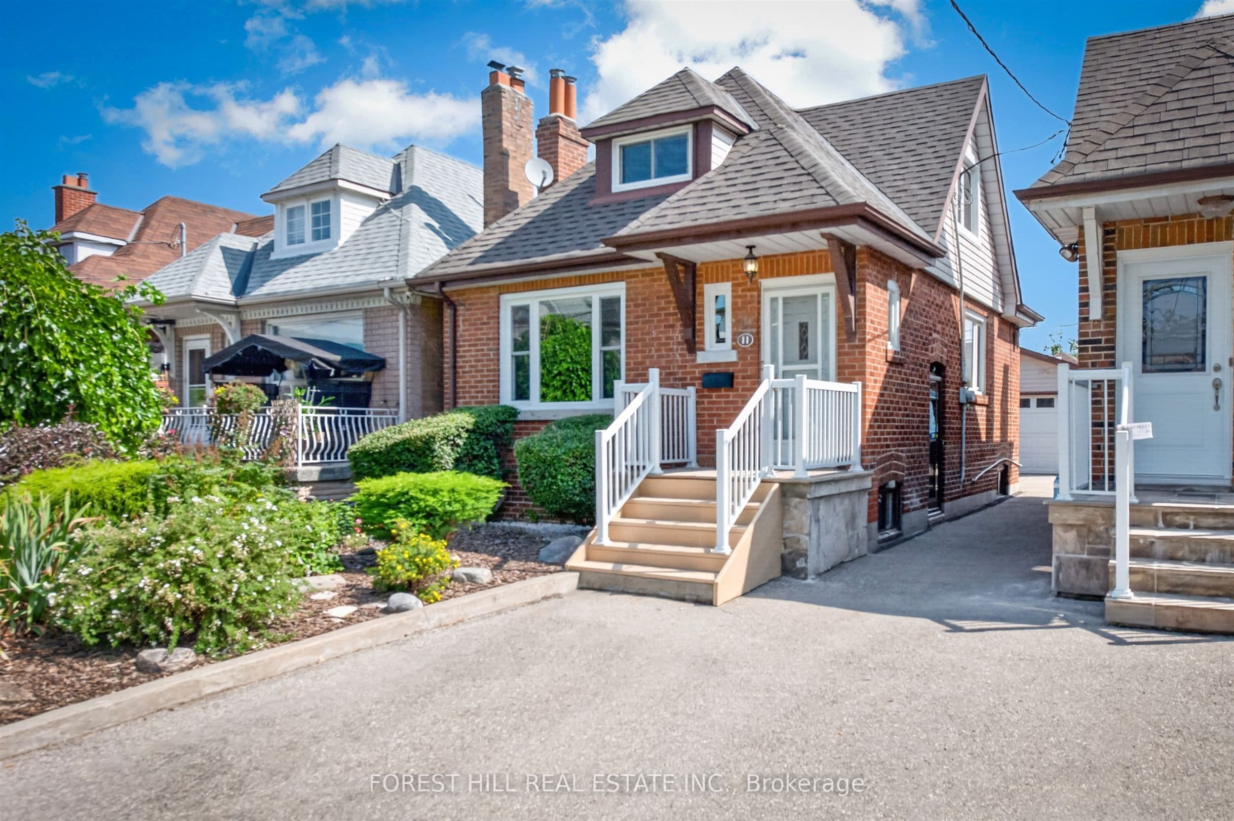 11 Yarrow Road, Toronto, ON M6M 4E2