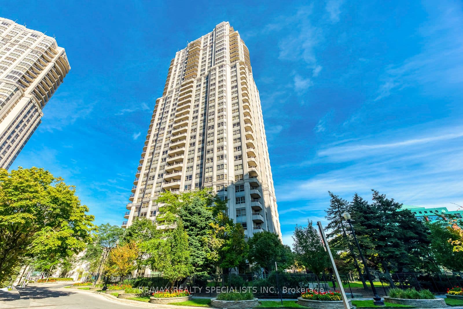 25 Kingsbridge Garden Circle W 519, Mississauga, ON L5R 4B1